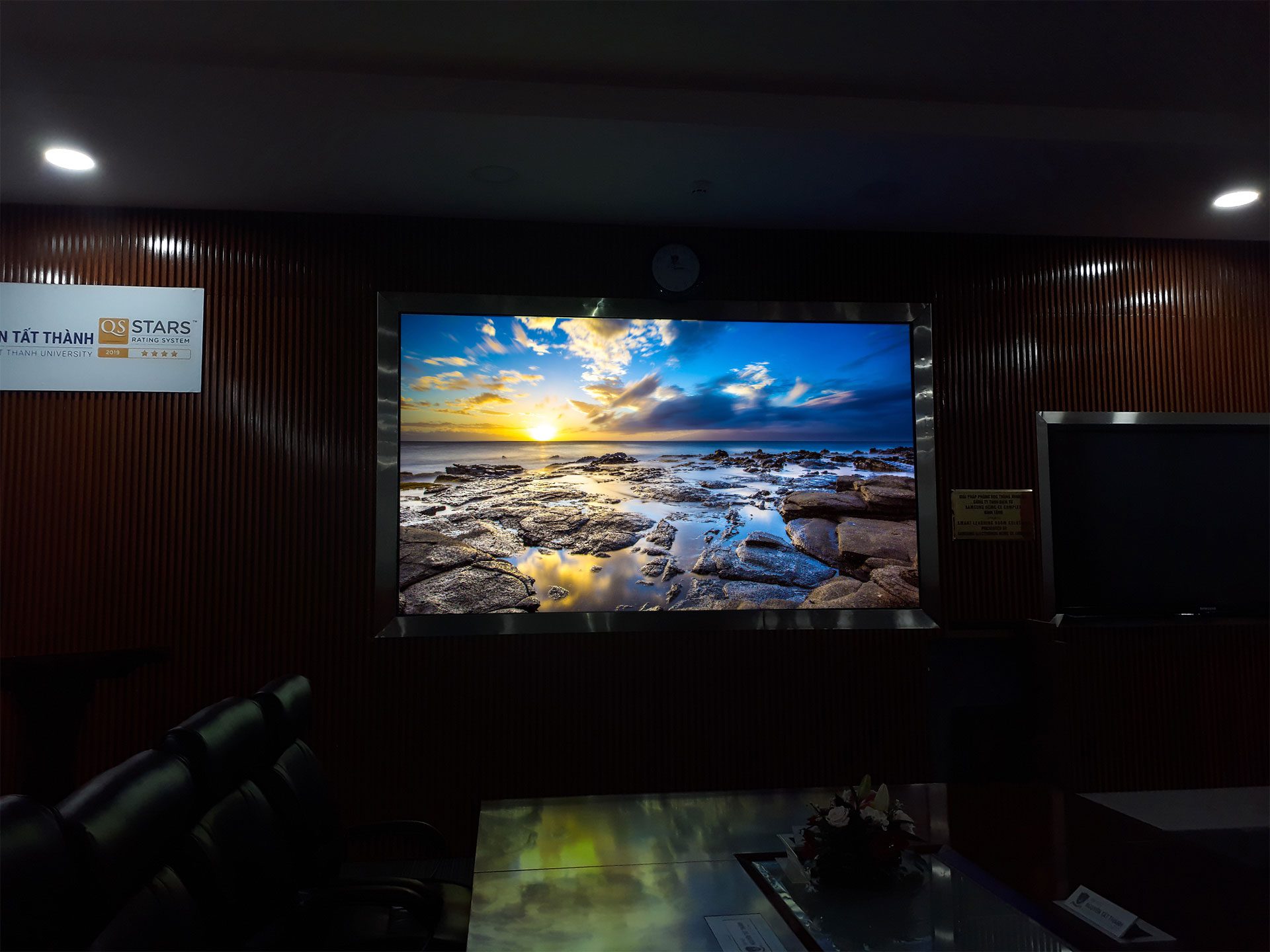 May chieu phim 4K laser Casio XJ L8300HN 01