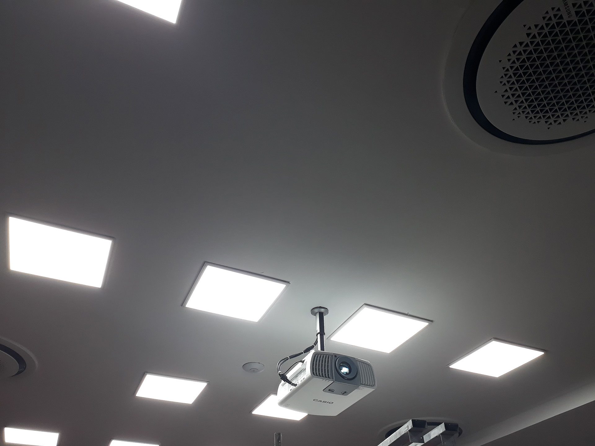 May chieu phim 4K laser Casio XJ L8300HN 09