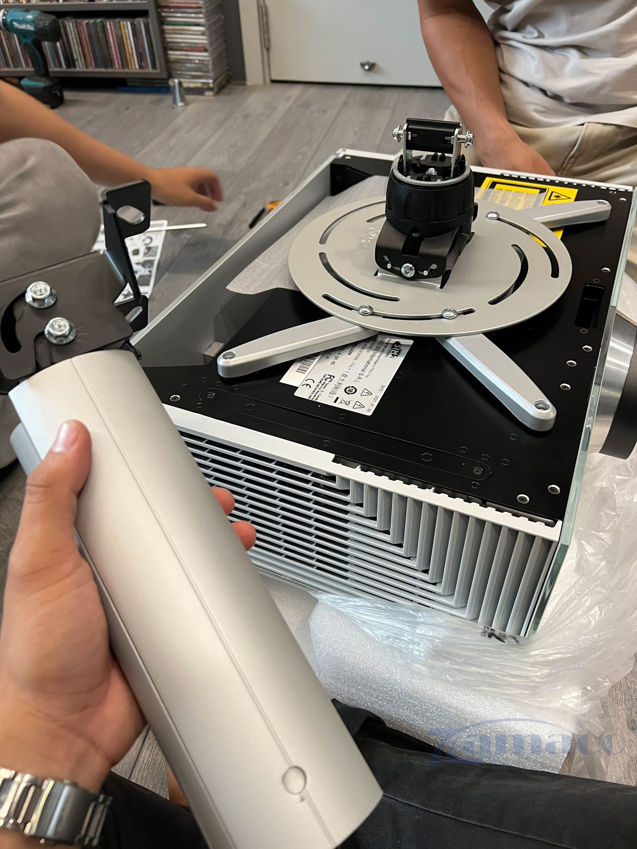 Dự án máy chiếu 4K Cao Cấp SIM2 kết hợp màn chiếu điện 120″ Lumene cho anh khách VIP chơi hệ Hi-End sim2 lumene zamaco 7