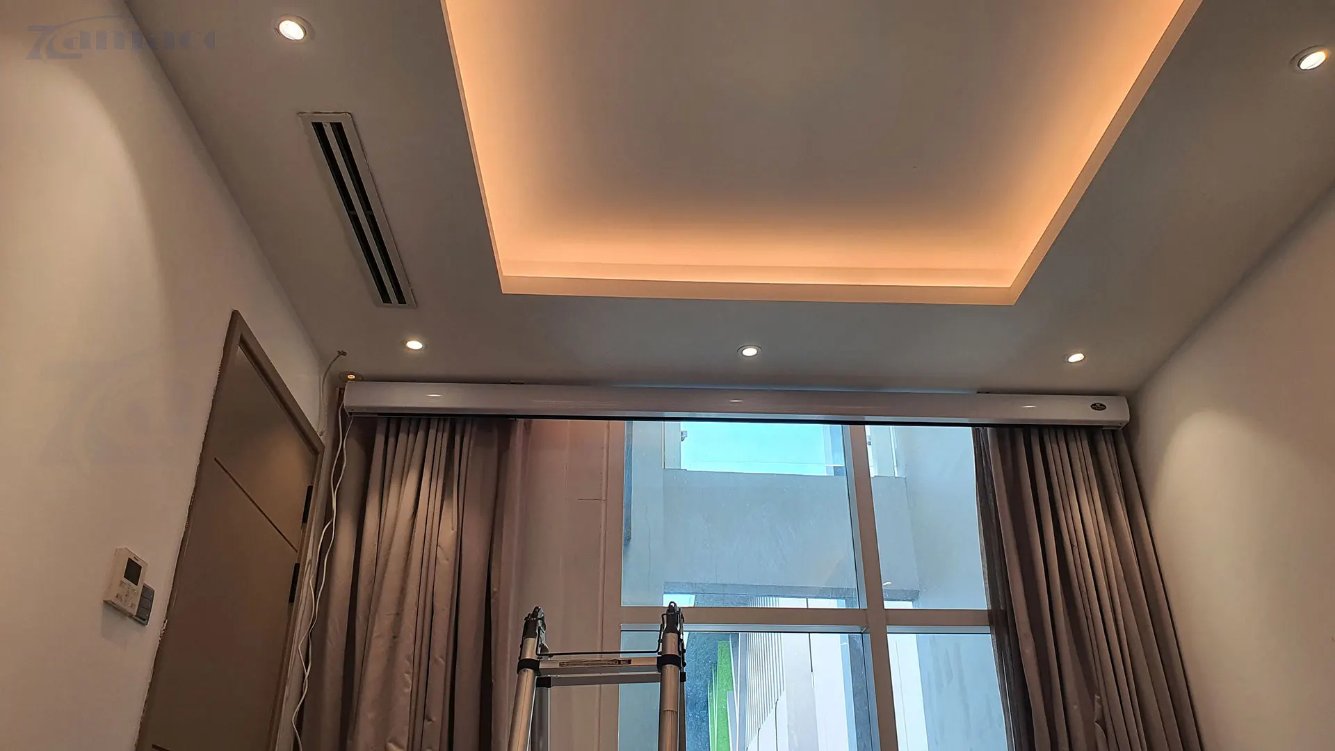 Màn chiếu điện Tab-tensioned Vividstorm VMSLWA135H 135 Inch (16:9) – All White Màn chiếu đã được cố định chắc chắn và thẩm mĩ trong không gian phòng sang trọng