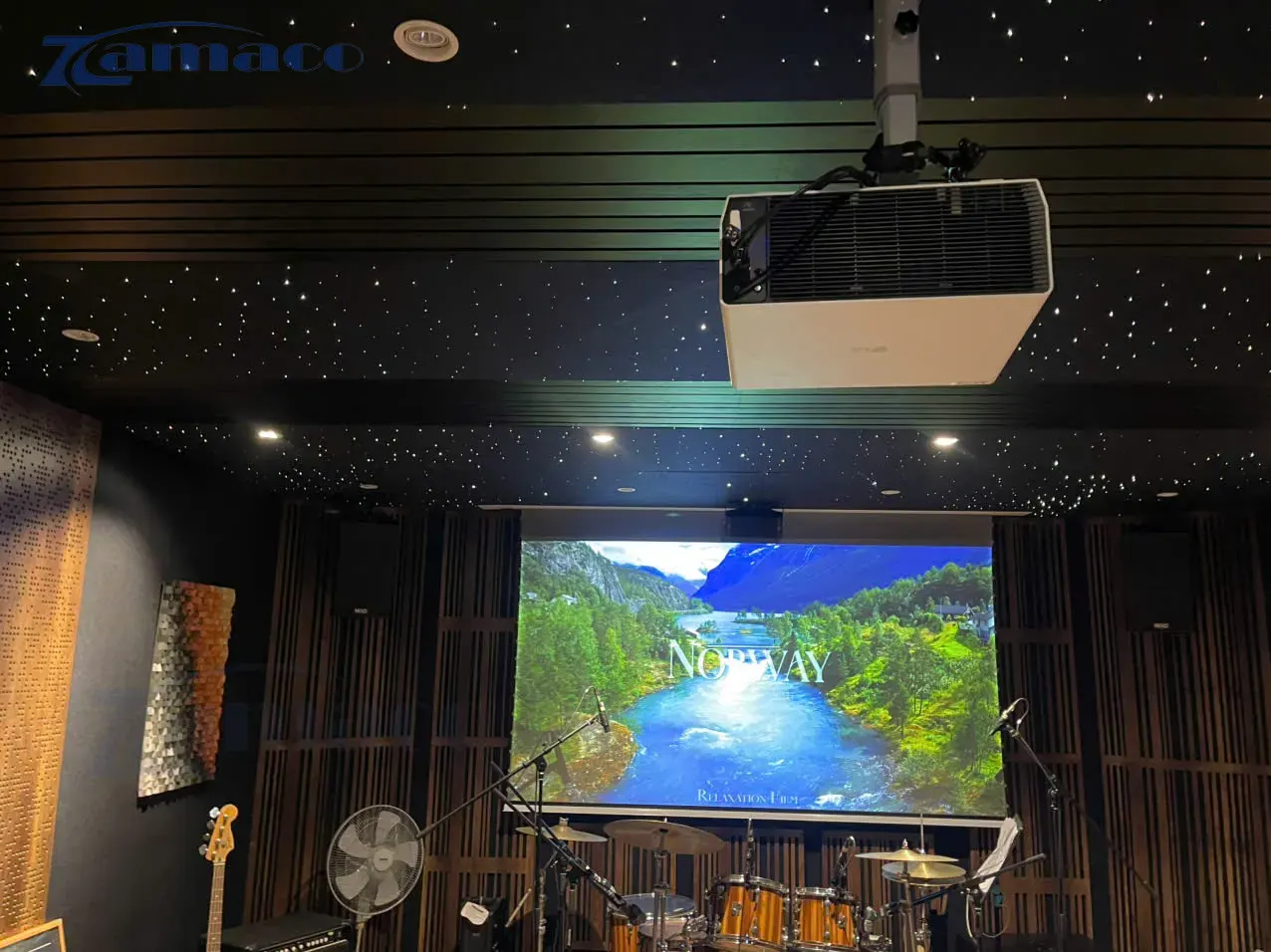 Màn chiếu âm trần quang học VIVIDSTORM VPCLALR92H 92 inch – Chiếu xa mc22