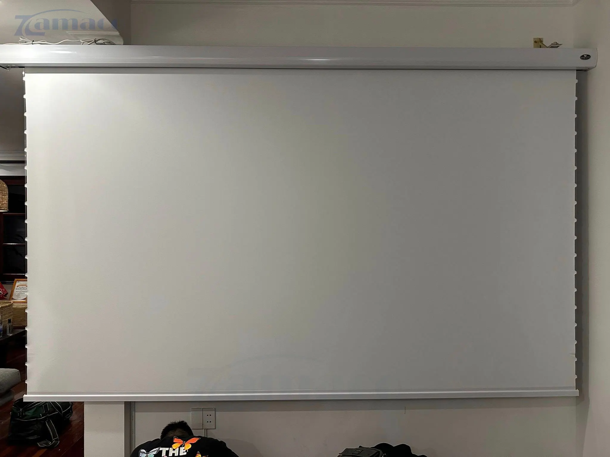 Màn chiếu điện Tab-tensioned Vividstorm VMSLWA135H 135 Inch (16:9) – All White Hình ảnh hoàn thiện thi công, màn chiếu đã được cố định chắc chắn