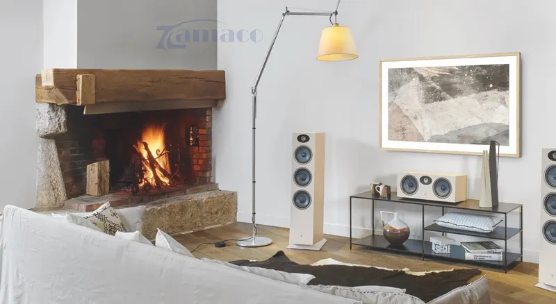 Loa Focal Theva N3-D Phòng khách sang trọng với bộ loa Focal Theva N3-D đặt hai bên lò sưởi, cùng loa trung tâm và các thiết bị âm thanh cao cấp, tạo không gian nghe nhạc ấm cúng và tinh tế.