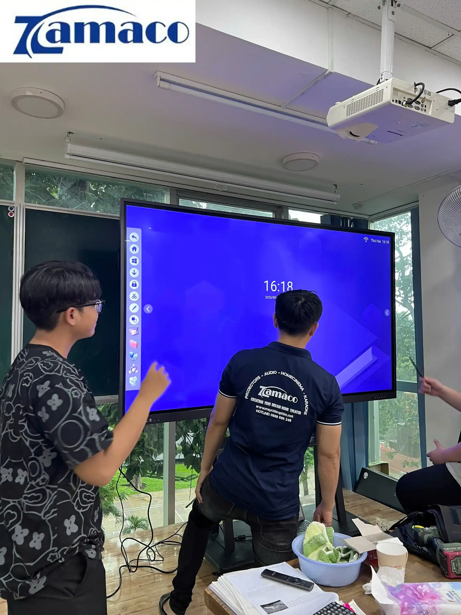 Màn hình tương tác Horion 65K6A | 4K * 65in Nhân viên kỹ thuật của Zamaco đang lắp đặt và kiểm tra màn hình tương tác Horion 65K6A trong phòng học