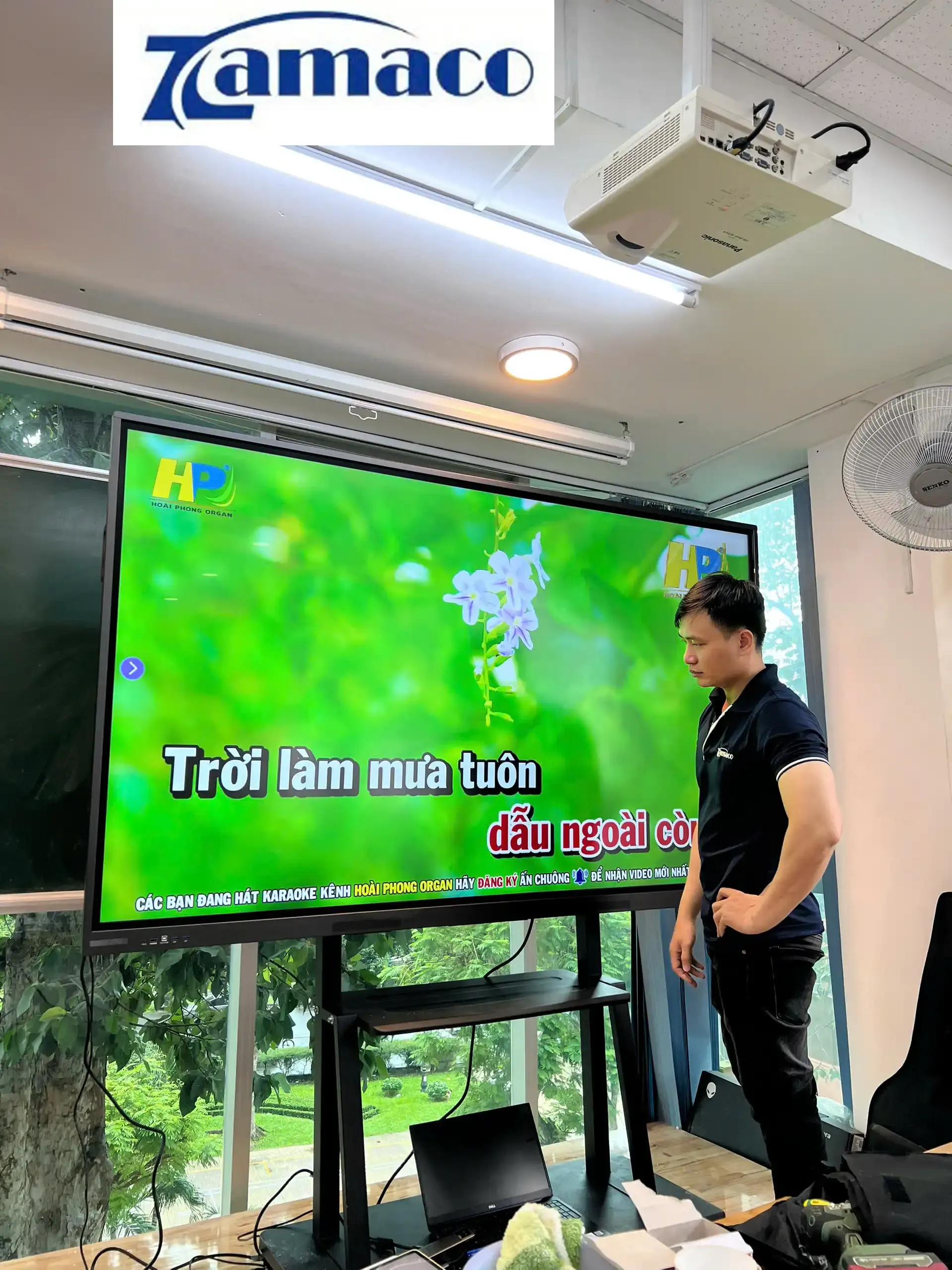 Màn hình tương tác Horion 65K6A | 4K * 65in Nhân viên kỹ thuật kiểm tra hoạt động của màn hình tương tác Horion