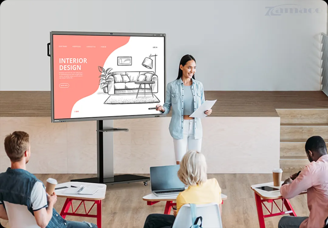 Màn hình tương tác Horion 75M6AProV2 Giảng viên sử dụng màn hình tương tác Horion 75 inch 75M6AProV2 trong lớp học, hiển thị nội dung thiết kế nội thất rõ nét, hỗ trợ thuyết trình và tương tác trực tiếp với học viên.