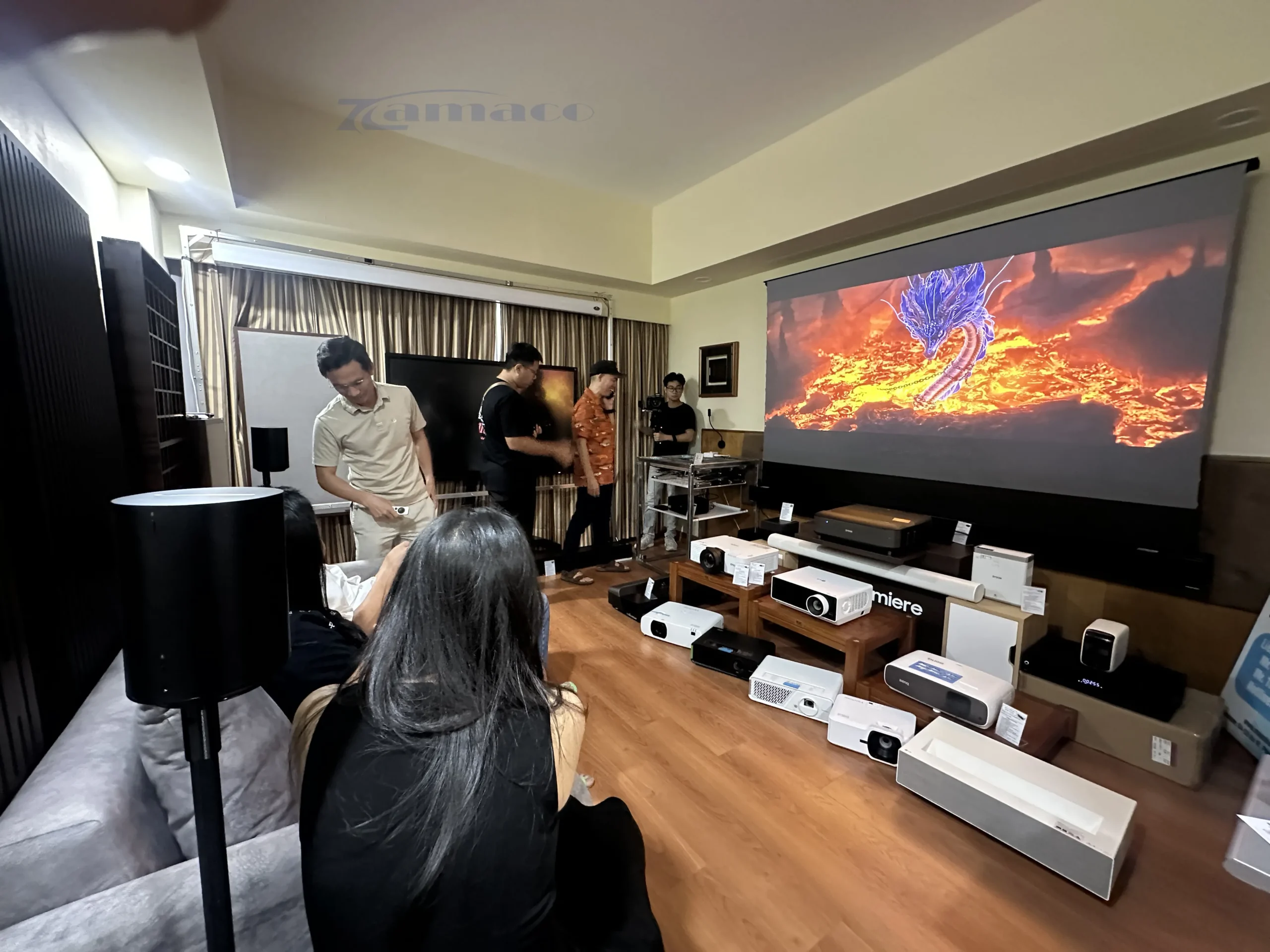 Zamaco gây ấn tượng tại PHE Show 2025 với loạt máy chiếu và màn chiếu cao cấp Khách tham quan xem trải nghiệm trình chiếu tại khu vực gian hàng Zamaco ở PHE Show 2025, với nhiều mẫu máy chiếu được trưng bày phía trước màn chiếu lớn.