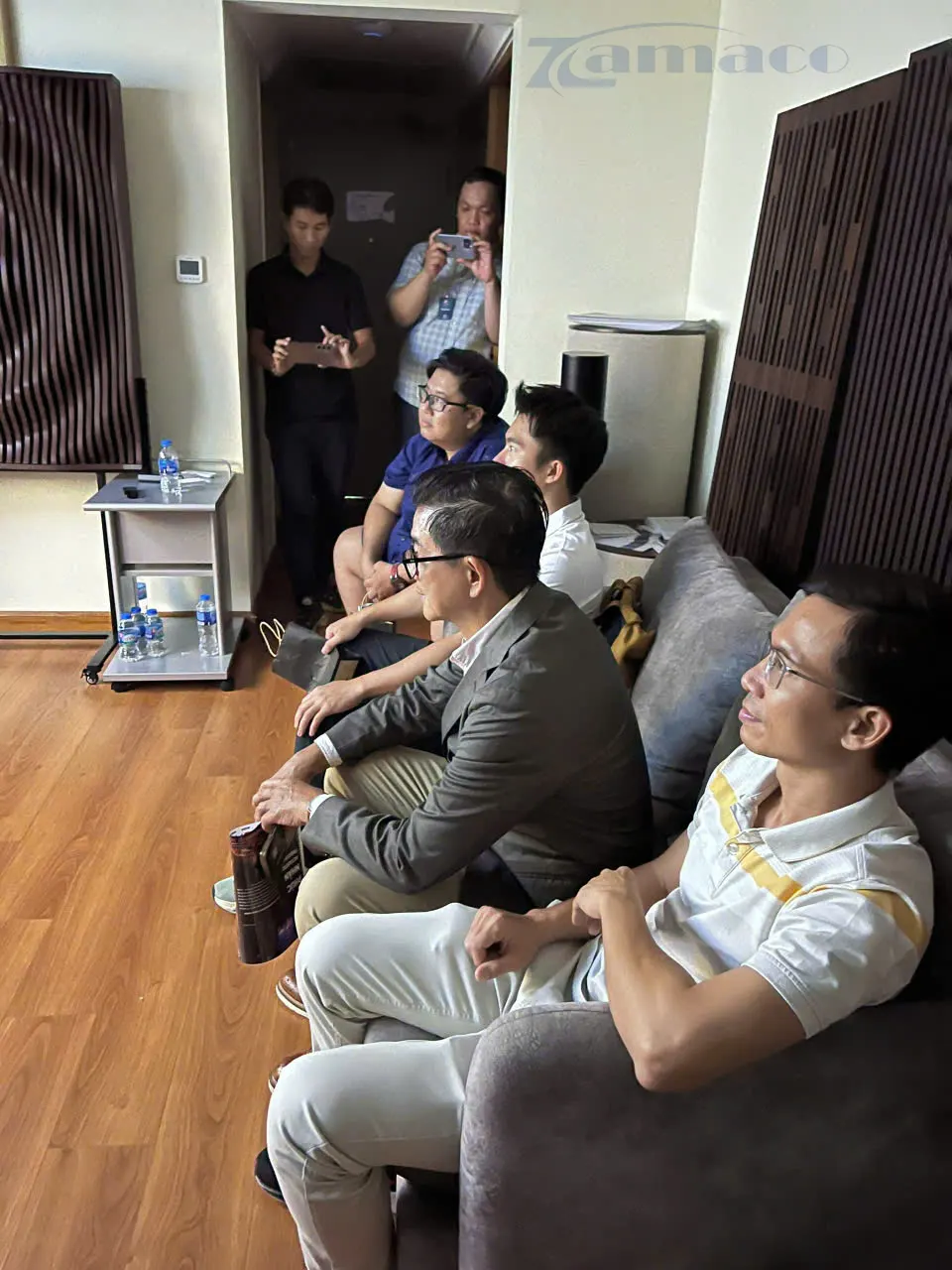 Zamaco gây ấn tượng tại PHE Show 2025 với loạt máy chiếu và màn chiếu cao cấp Khách mời ngồi trong phòng demo để xem thử chất lượng trình chiếu của các thiết bị do Zamaco trưng bày tại PHE Show 2025.