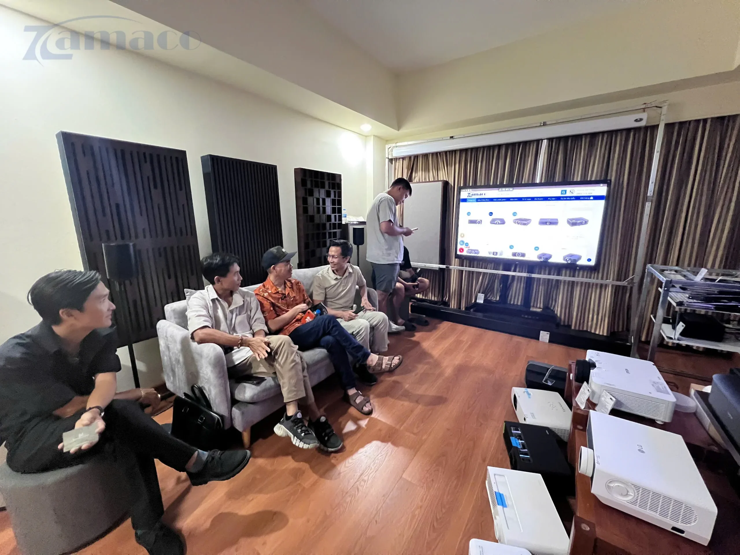 Zamaco gây ấn tượng tại PHE Show 2025 với loạt máy chiếu và màn chiếu cao cấp Khách tham quan đang ngồi trao đổi và trải nghiệm thực tế các sản phẩm trình chiếu tại gian hàng Zamaco trong PHE Show 2025.