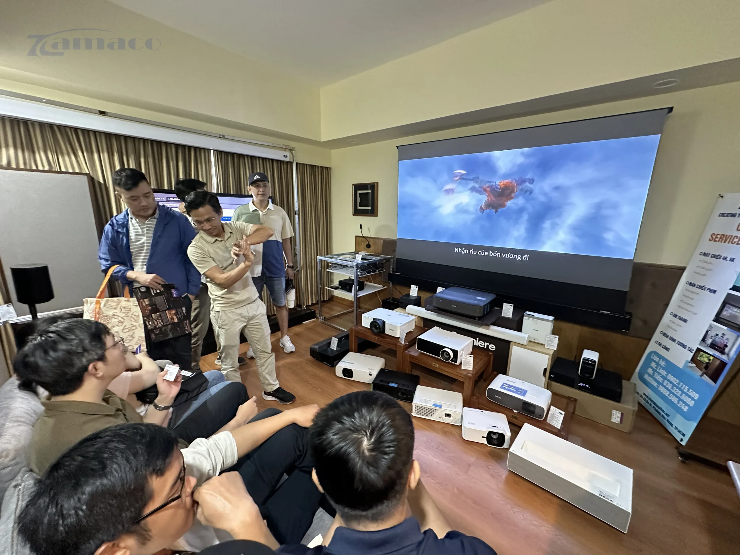 Zamaco gây ấn tượng tại PHE Show 2025 với loạt máy chiếu và màn chiếu cao cấp Nhân viên tư vấn đang giới thiệu các dòng máy chiếu và màn chiếu cho khách tại triển lãm PHE Show 2025.