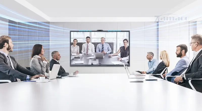 Cuộc họp trực tuyến được triển khai trên màn hình tương tác Maxhub V5550 V7 XBoard 55 inch, mang lại hình ảnh sắc nét và hỗ trợ giao tiếp hiệu quả trong môi trường doanh nghiệp.