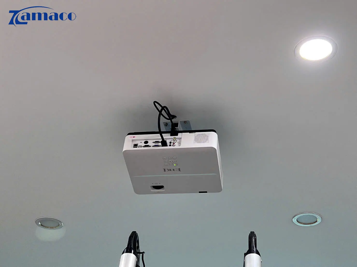 Hoàn thành lắp đặt bộ máy chiếu EIKI EK-121W + màn điện 120inch cho lớp học tại Biên Hòa Đồng Nai 1