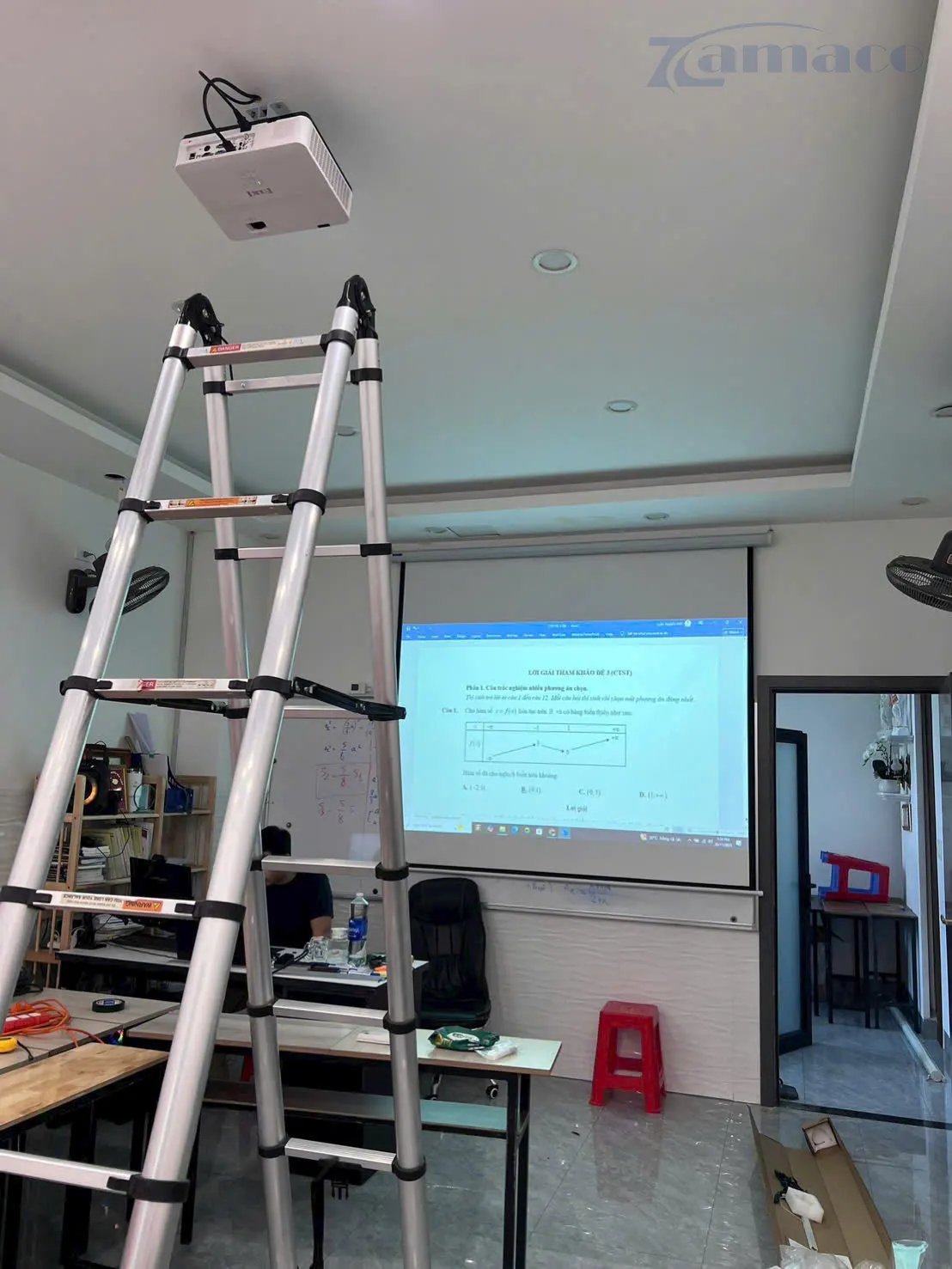 Hoàn thành lắp đặt bộ máy chiếu EIKI EK-121W + màn điện 120inch cho lớp học tại Biên Hòa Đồng Nai Lắp đặt Combo máy chiếu EIKI 121w cho không gian lớp học, thẩm mĩ, độ sáng cao hình ảnh sắc nét