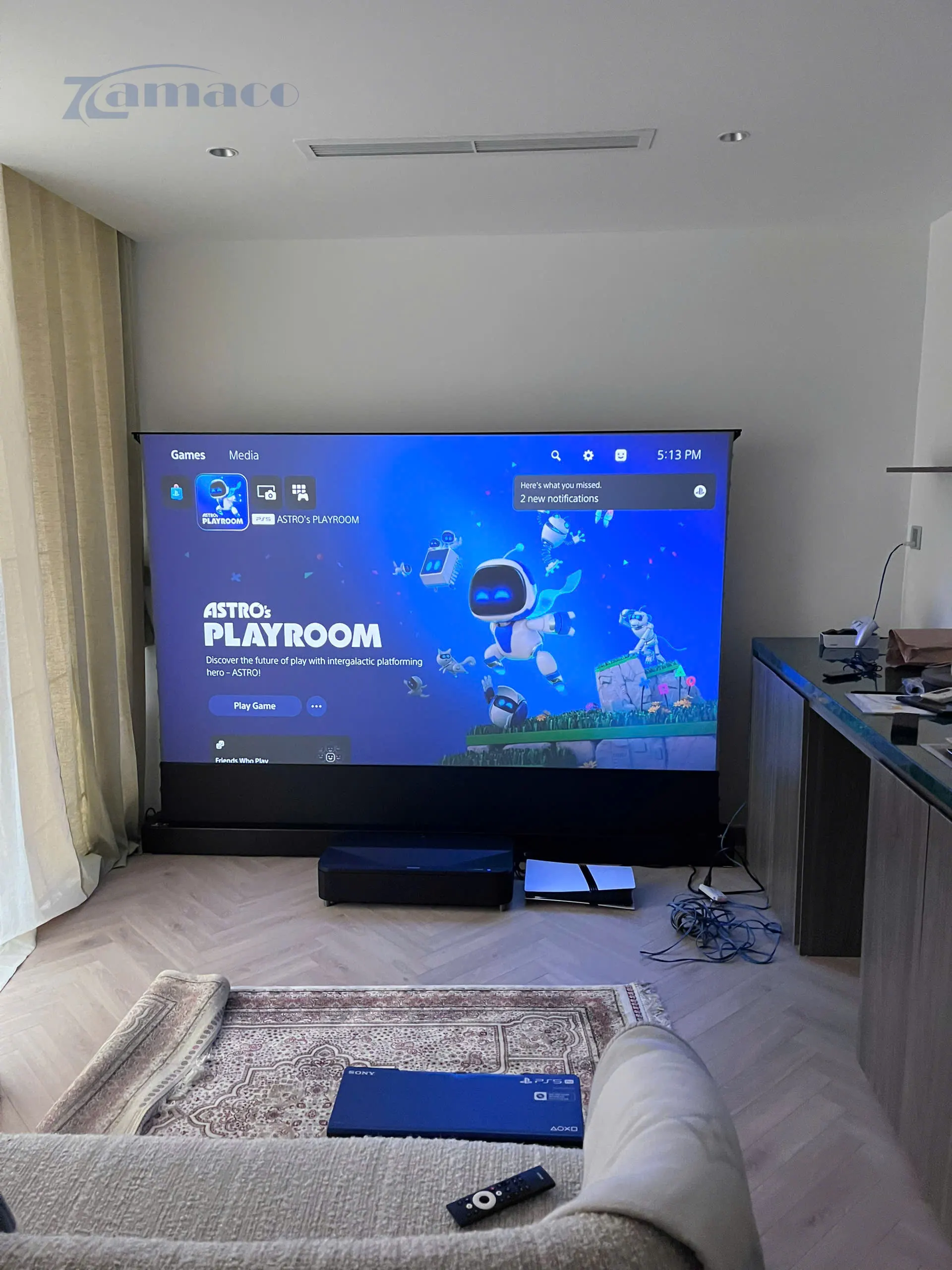 Máy chiếu siêu gần Epson LS800B kết hợp màn chiếu quang học để sàn VividStorm 100 inch, mang đến hệ thống giải trí linh hoạt – mạnh mẽ – phù hợp hoàn hảo với không gian căn hộ cao cấp.