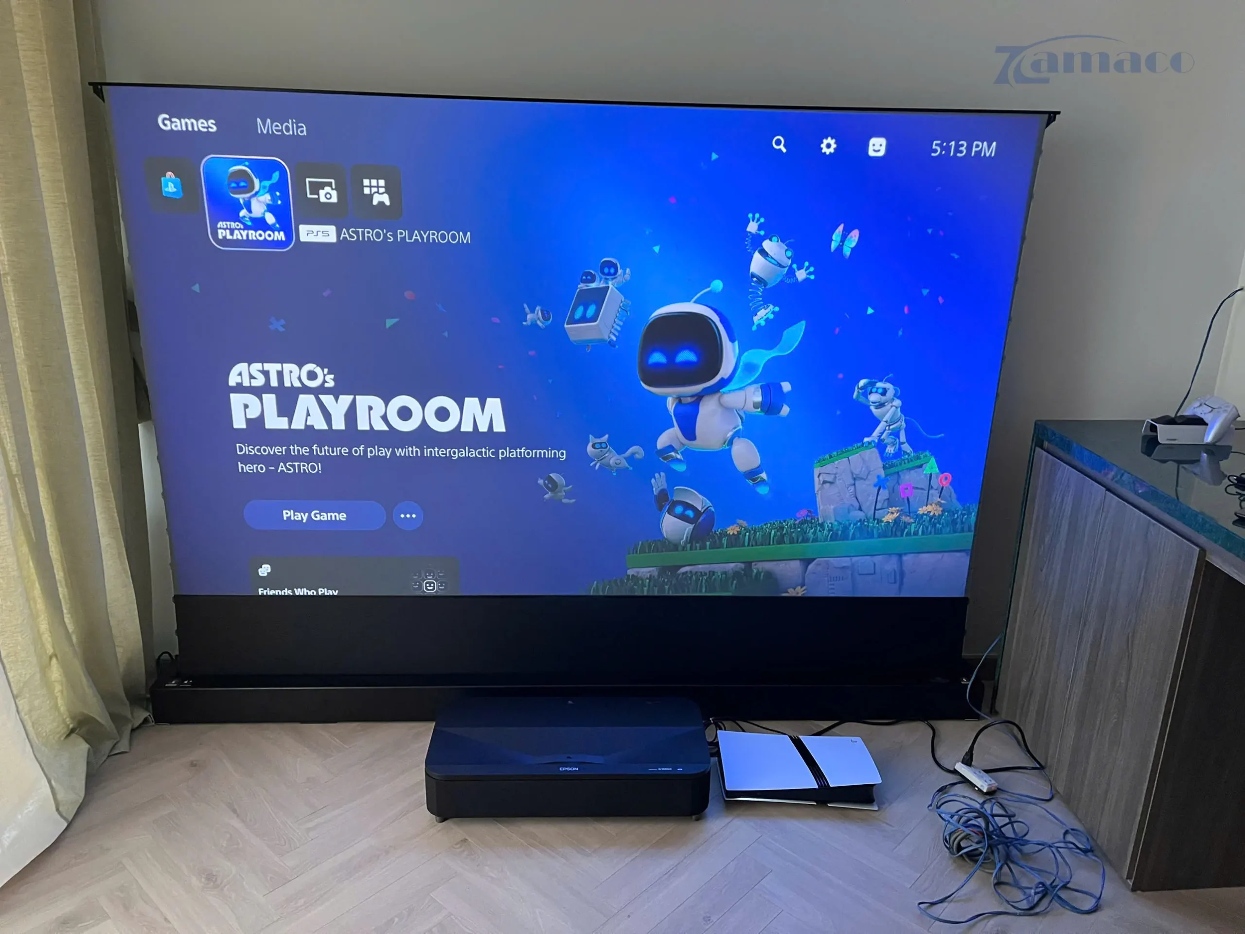 Máy chiếu siêu gần Epson LS800B kết hợp màn chiếu quang học để sàn VividStorm 100 inch, hình ảnh hiển thị sắc nét, trong sáng, độ sáng hoàn hảo mang đến trải nghiệm tuyệt vời cho khách hàng