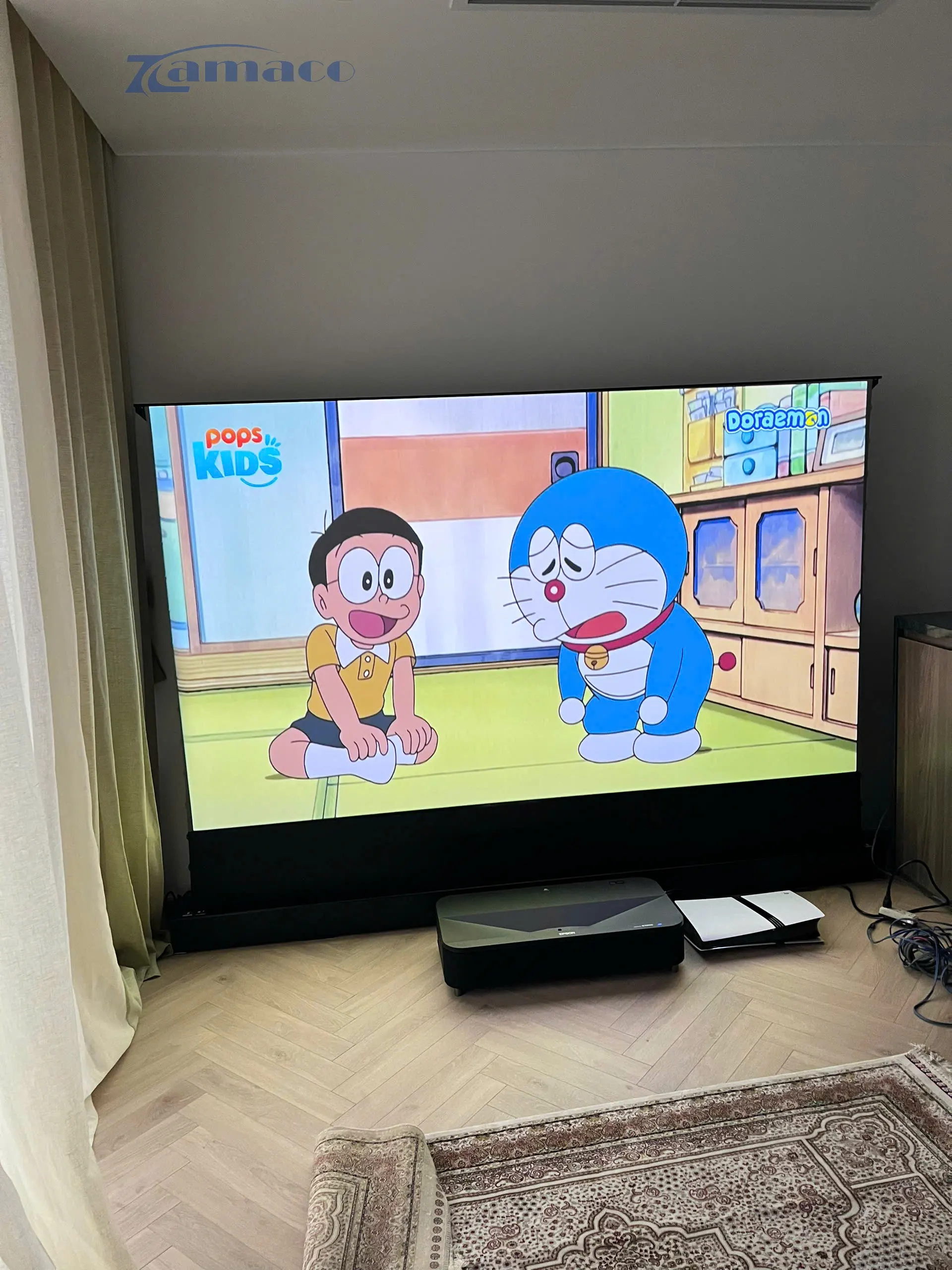 Máy chiếu siêu gần Epson LS800B kết hợp màn chiếu quang học để sàn VividStorm 100 inch, hình ảnh hiển thị sắc nét, trong sáng, độ sáng hoàn hảo mang đến trải nghiệm tuyệt vời cho khách hàng