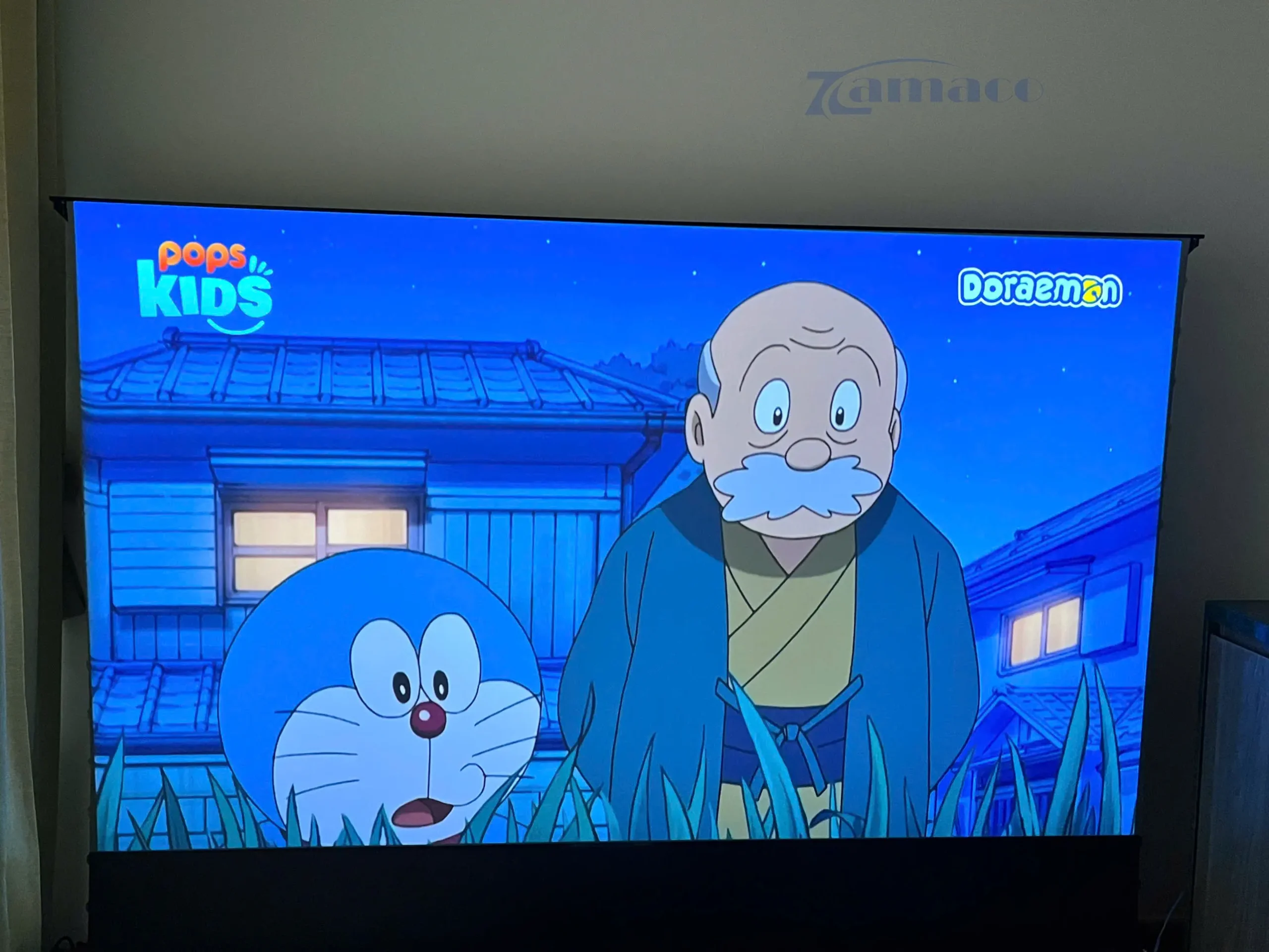 Máy chiếu siêu gần Epson LS800B kết hợp màn chiếu quang học để sàn VividStorm 100 inch, hình ảnh hiển thị sắc nét, trong sáng, độ sáng hoàn hảo mang đến trải nghiệm tuyệt vời cho khách hàng