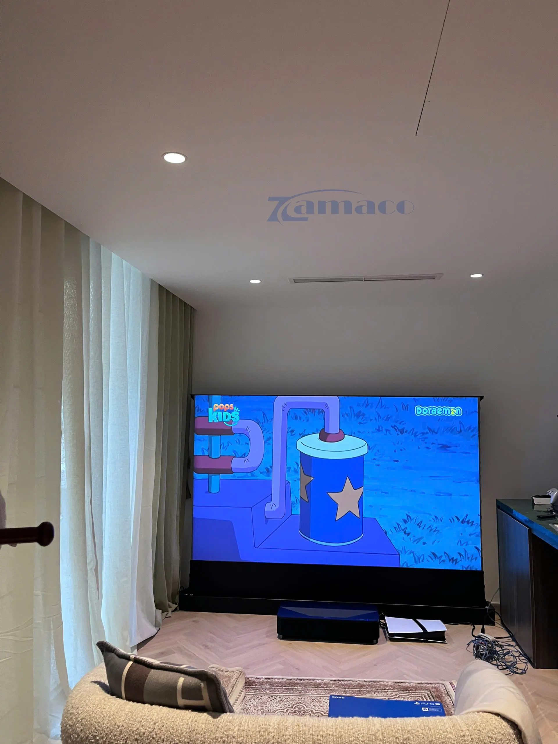 Máy chiếu siêu gần Epson LS800B kết hợp màn chiếu quang học để sàn VividStorm 100 inch, hình ảnh hiển thị sắc nét, trong sáng, độ sáng hoàn hảo, kháng ánh sáng xung quanh mang đến trải nghiệm tuyệt vời cho khách hàng