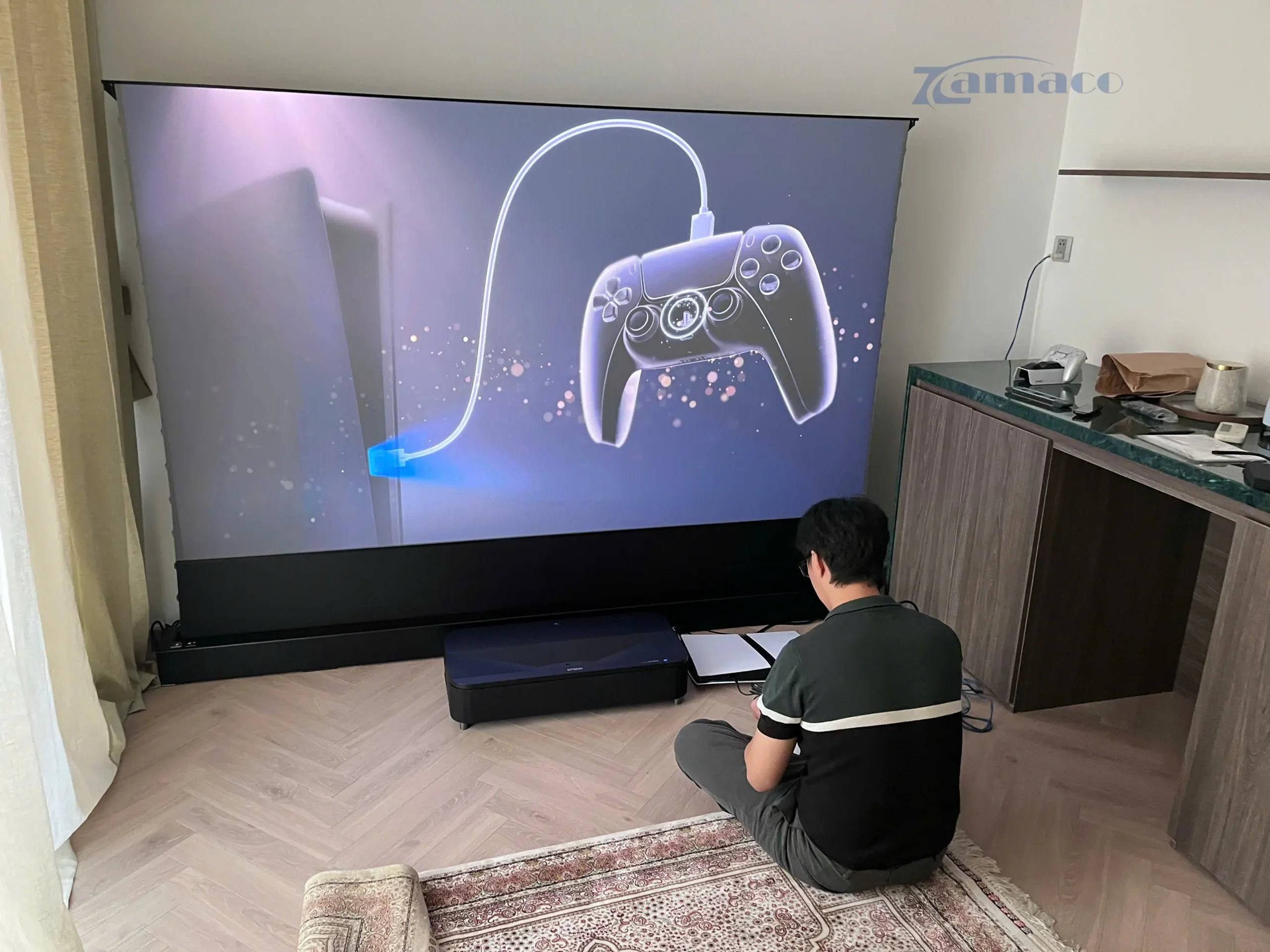 Khách hàng trải nghiệm thử hệ thống ngay sau khi hoàn thiện, đánh giá cao độ sáng – màu sắc – độ tương phản của bộ đôi LS800B + VividStorm, hình ảnh rõ ngay cả khi căn phòng có ánh sáng cao