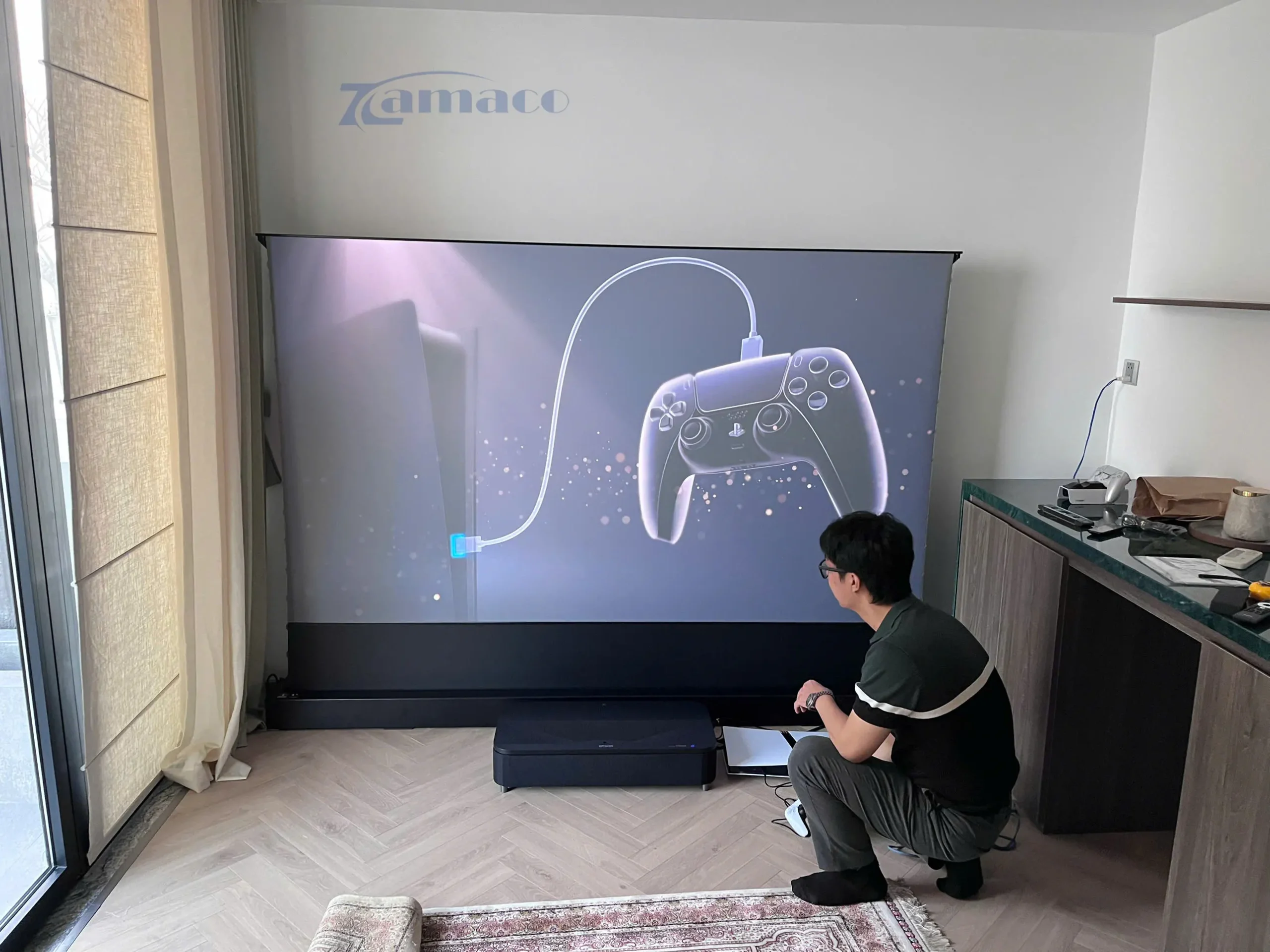 Khách hàng trải nghiệm thử hệ thống ngay sau khi hoàn thiện, đánh giá cao độ sáng – màu sắc – độ tương phản của bộ đôi LS800B + VividStorm, hình ảnh rõ ngay cả khi căn phòng có ánh sáng cao