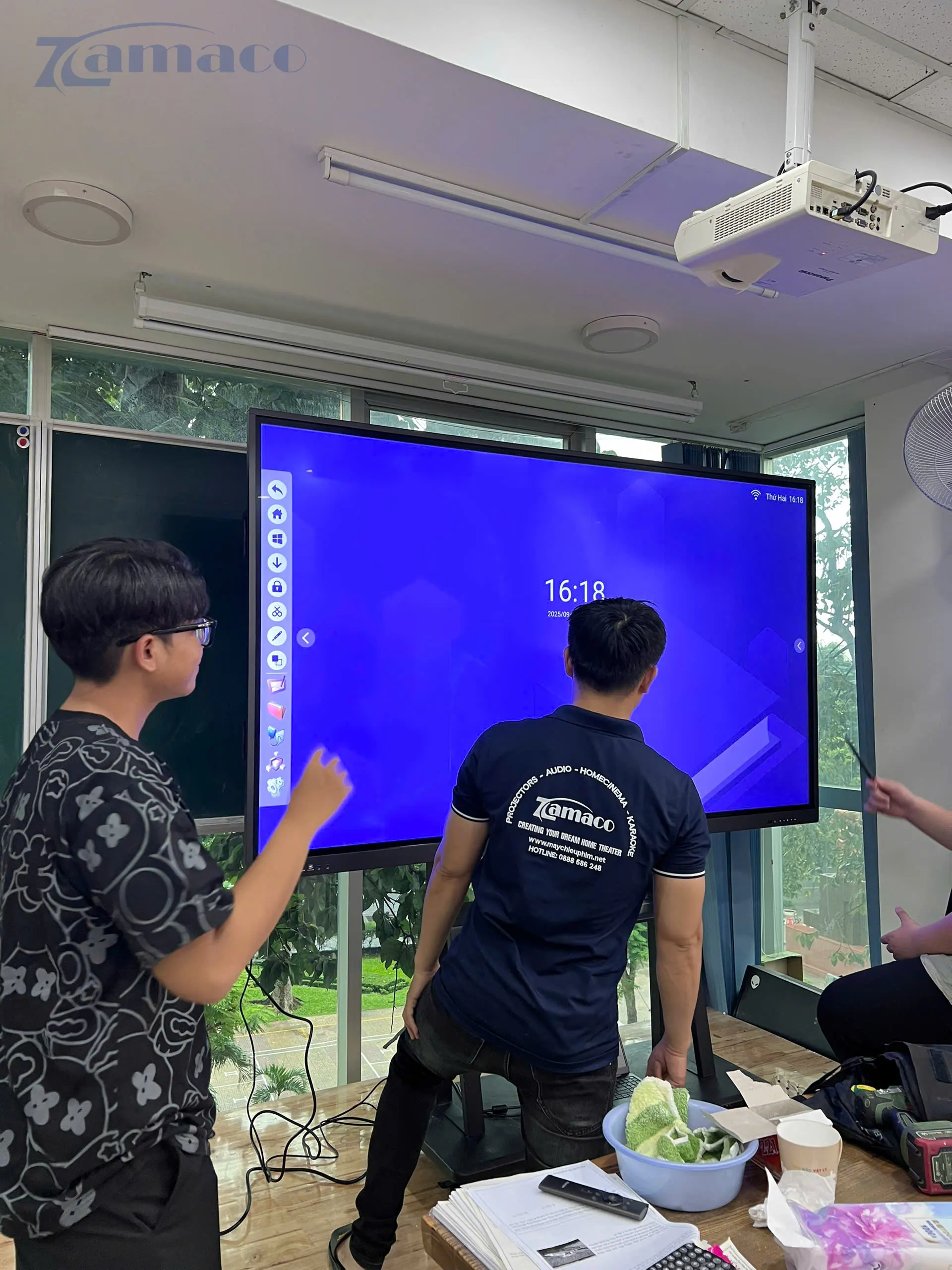Kỹ thuật viên ZAMACO tiến hành kiểm tra vận hành và kết nối trình chiếu trên màn hình tương tác Horion 86K6A 86 inch 
