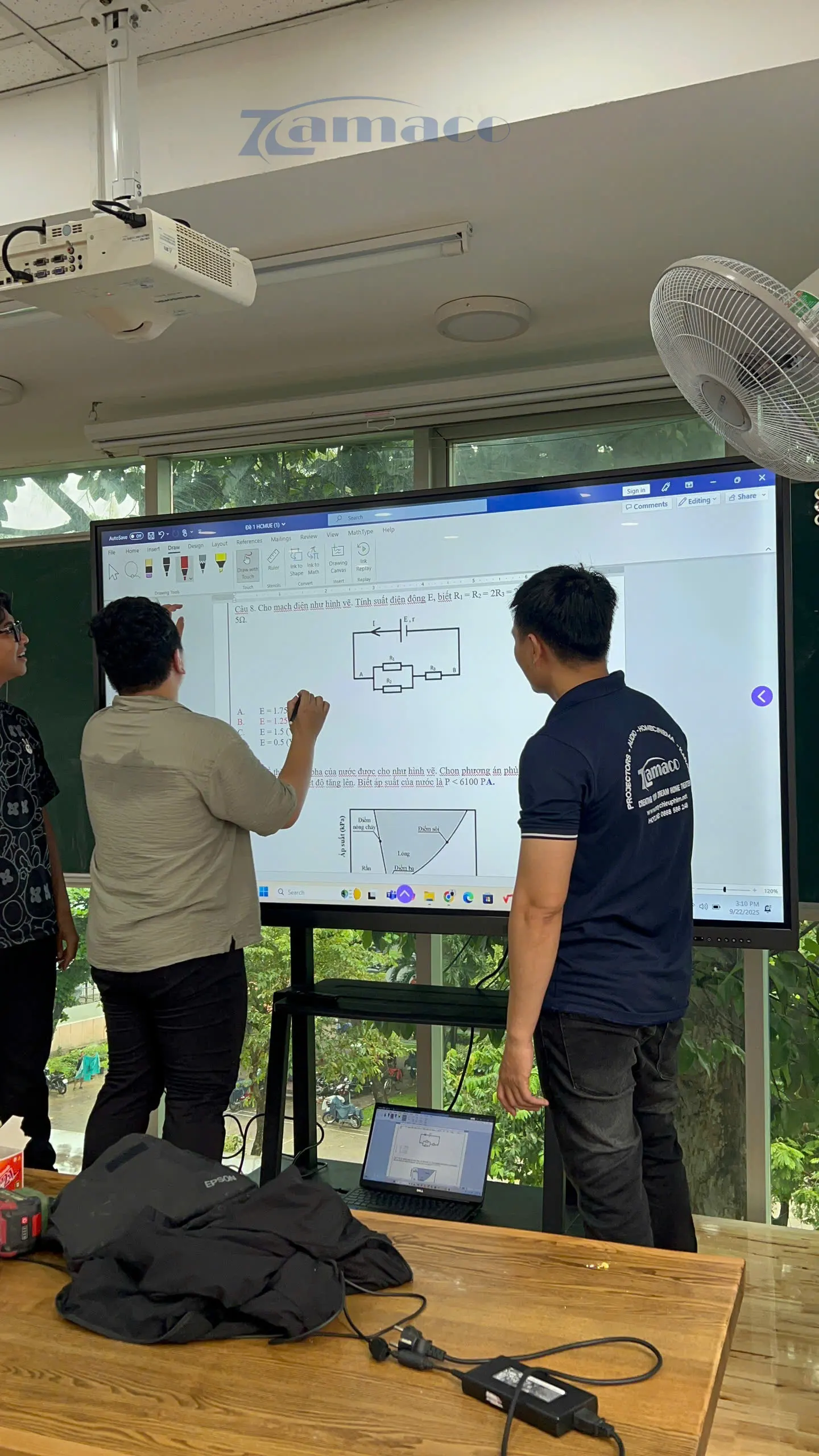 Kỹ thuật viên Zamaco tận tình hướng dẫn khách hàng các chức năng trên màn hình tương tác Horion 86K6A 86 inch