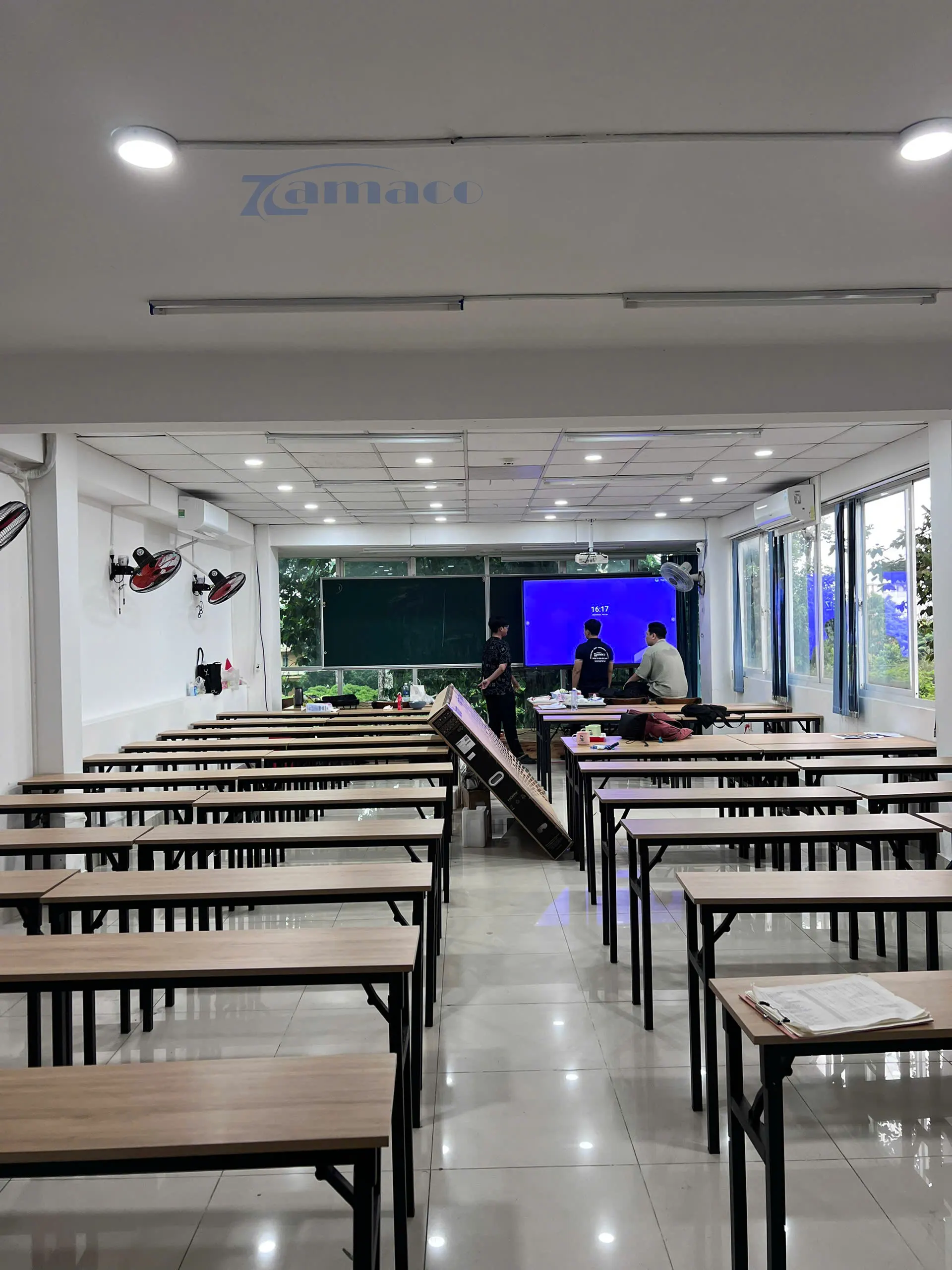 Lắp đặt màn hình tương tác Horion 86K6A 86 inch cho phòng học, hiển thị nội dung rõ nét, không gian lớp học hiện đại và chuyên nghiệp.