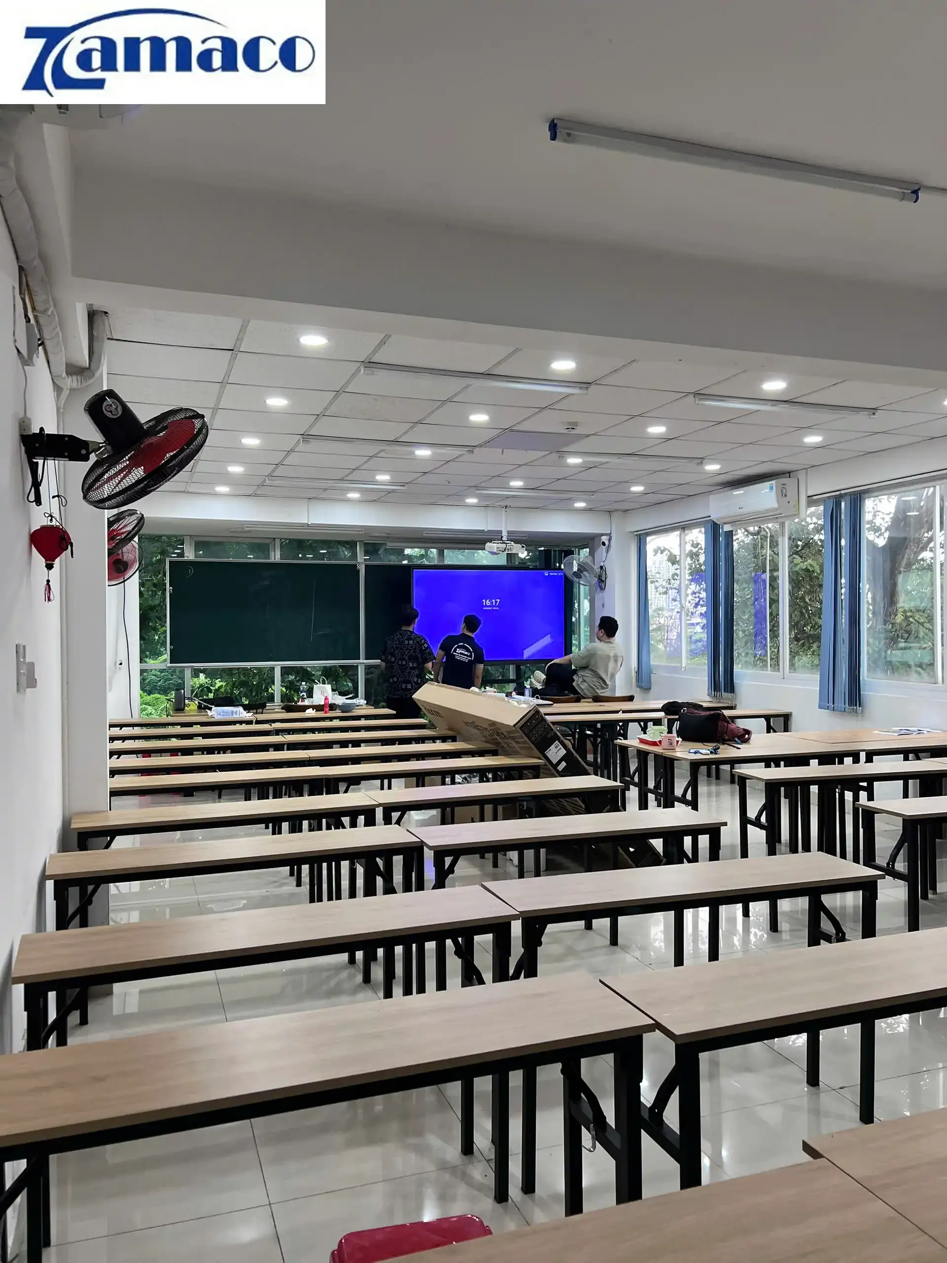 Lắp đặt màn hình tương tác Horion 86K6A 86 inch cho phòng học, hiển thị nội dung rõ nét, không gian lớp học hiện đại và chuyên nghiệp.