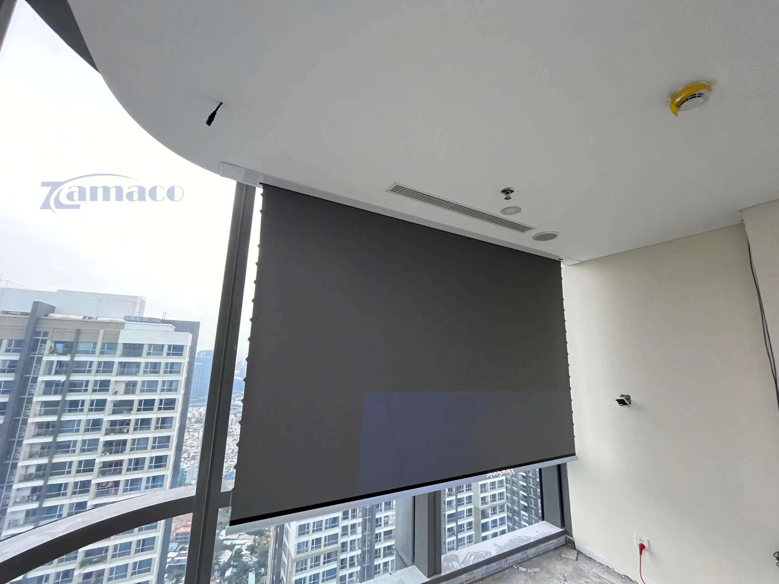 Màn chiếu VividStorm 120H sau khi lắp đặt, mang lại tính thẩm mĩ, đẹp mắt, tối ưu cho không gian của bạn