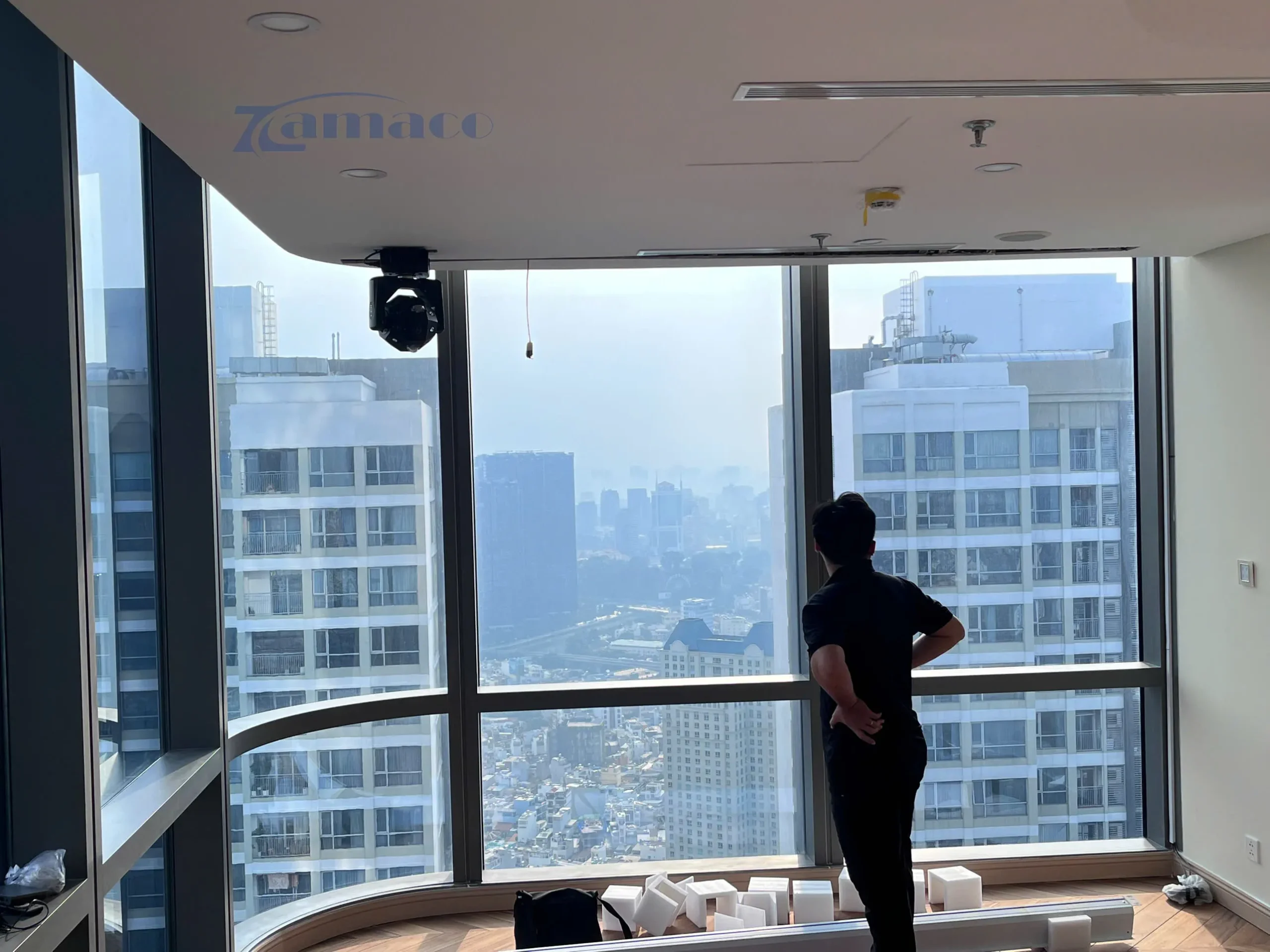 Kỹ thuật viên Zamaco khảo sát vị trí lắp đặt màn chiếu VividStorm 120H