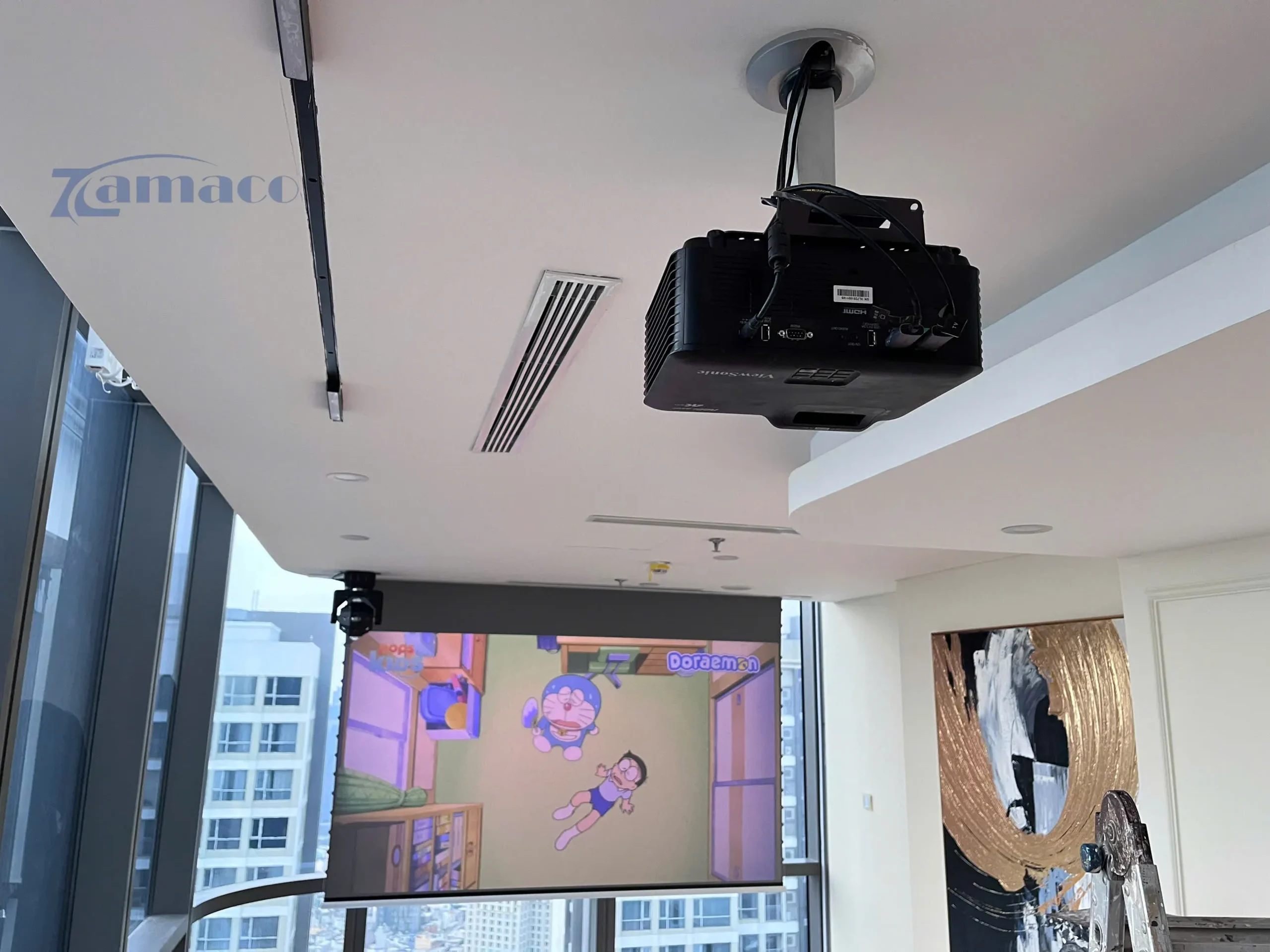 Dự án lắp đặt máy chiếu LX700-4K RGB kết hợp màn quang học VividStorm 120 inch, mang đến hình ảnh sáng rõ, tương phản cao và không gian giải trí sang trọng cho căn hộ.