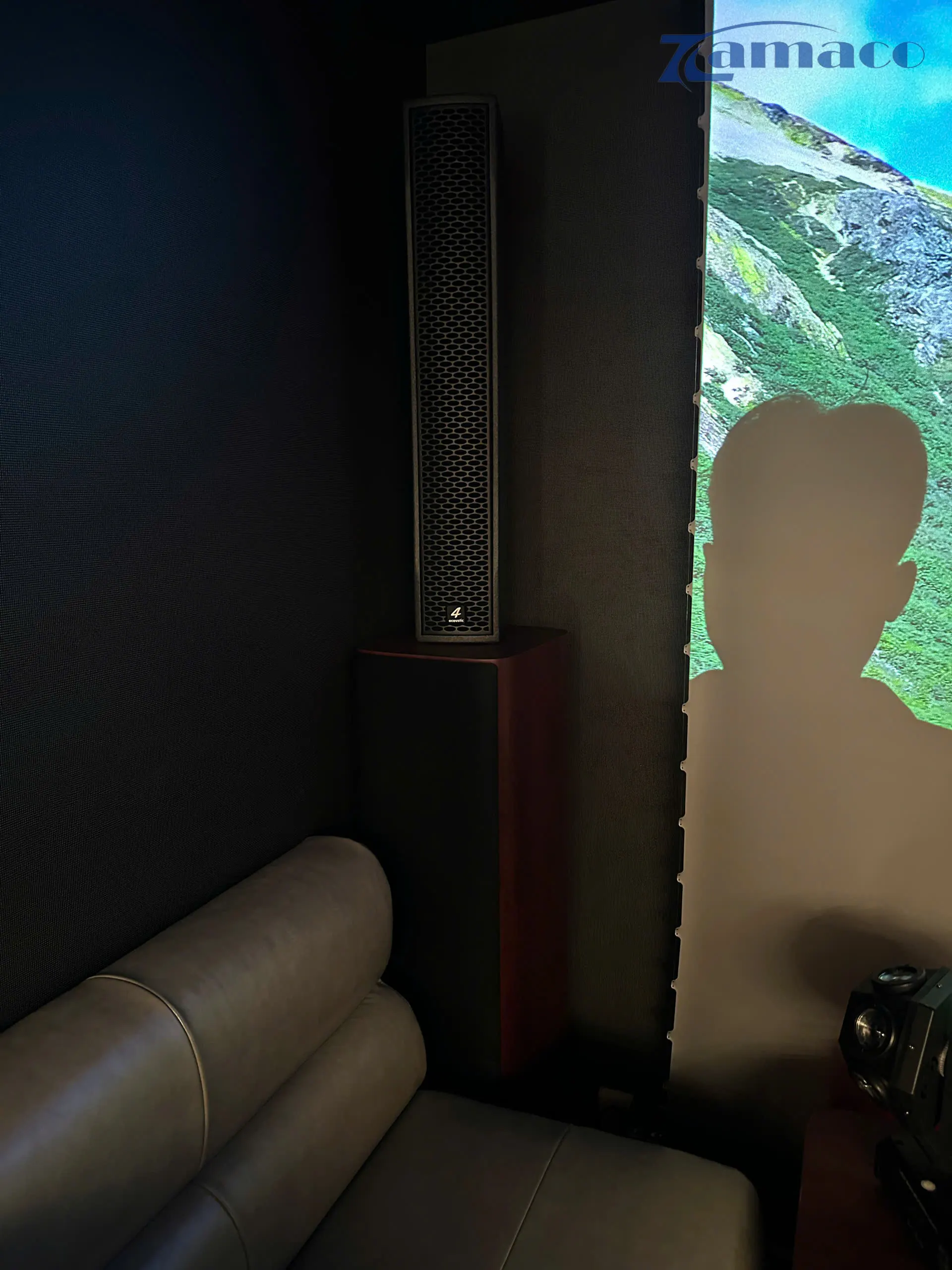 DỰ ÁN LẮP ĐẶT MÁY CHIẾU VIEWSONIC LX700-4K RGB + KHUNG NÂNG CM76X + MÀN QUANG HỌC VIVIDSTORM 135” + TRỌN BỘ ÂM THANH KARAOKE VÀ XEM PHIM CAO CẤP Cặp loa Column 4Acoustic 21Live 641 Black đặt phía trên và Loa Front JBL Studio 690 phía dưới, được setup chồng lên nhau trong hệ thống âm thanh karaoke và giải trí gia đình.