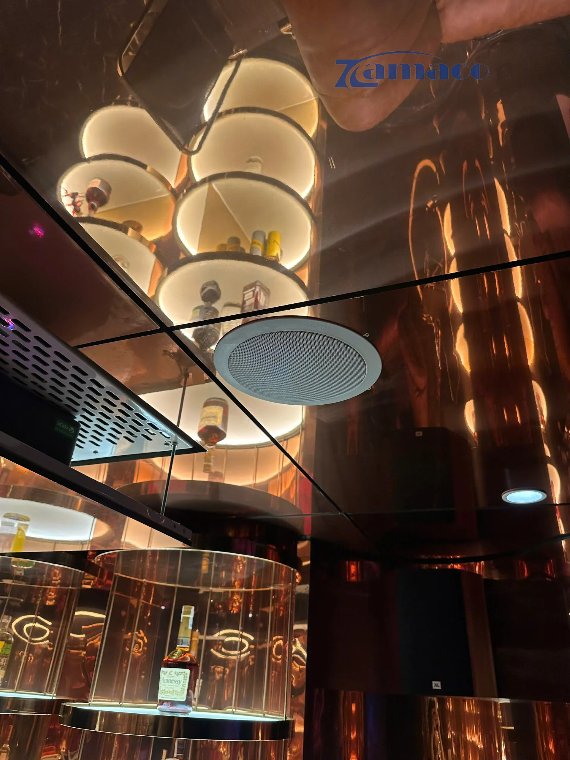 DỰ ÁN LẮP ĐẶT MÁY CHIẾU VIEWSONIC LX700-4K RGB + KHUNG NÂNG CM76X + MÀN QUANG HỌC VIVIDSTORM 135” + TRỌN BỘ ÂM THANH KARAOKE VÀ XEM PHIM CAO CẤP Loa âm trần JBL C6IC được lắp đặt gọn gàng trên trần, hoàn thiện thẩm mỹ cho hệ thống âm thanh vòm xem phim tại gia.