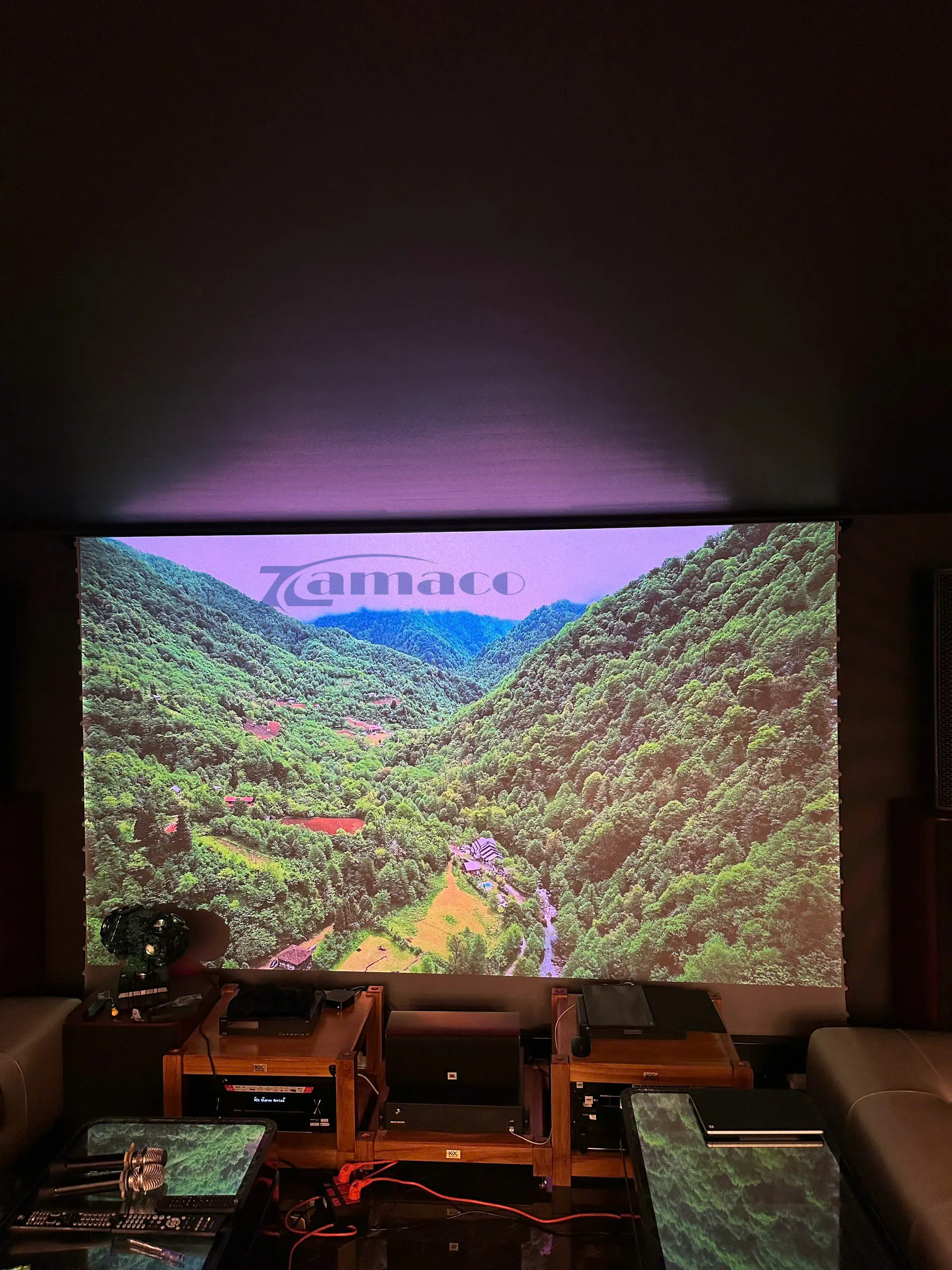 DỰ ÁN LẮP ĐẶT MÁY CHIẾU VIEWSONIC LX700-4K RGB + KHUNG NÂNG CM76X + MÀN QUANG HỌC VIVIDSTORM 135” + TRỌN BỘ ÂM THANH KARAOKE VÀ XEM PHIM CAO CẤP Tổng quan các thiết bị âm thanh karaoke và xem phim cao cấp được setup gọn gàn, thẩm mĩ trước khu vực màn hình chiếu