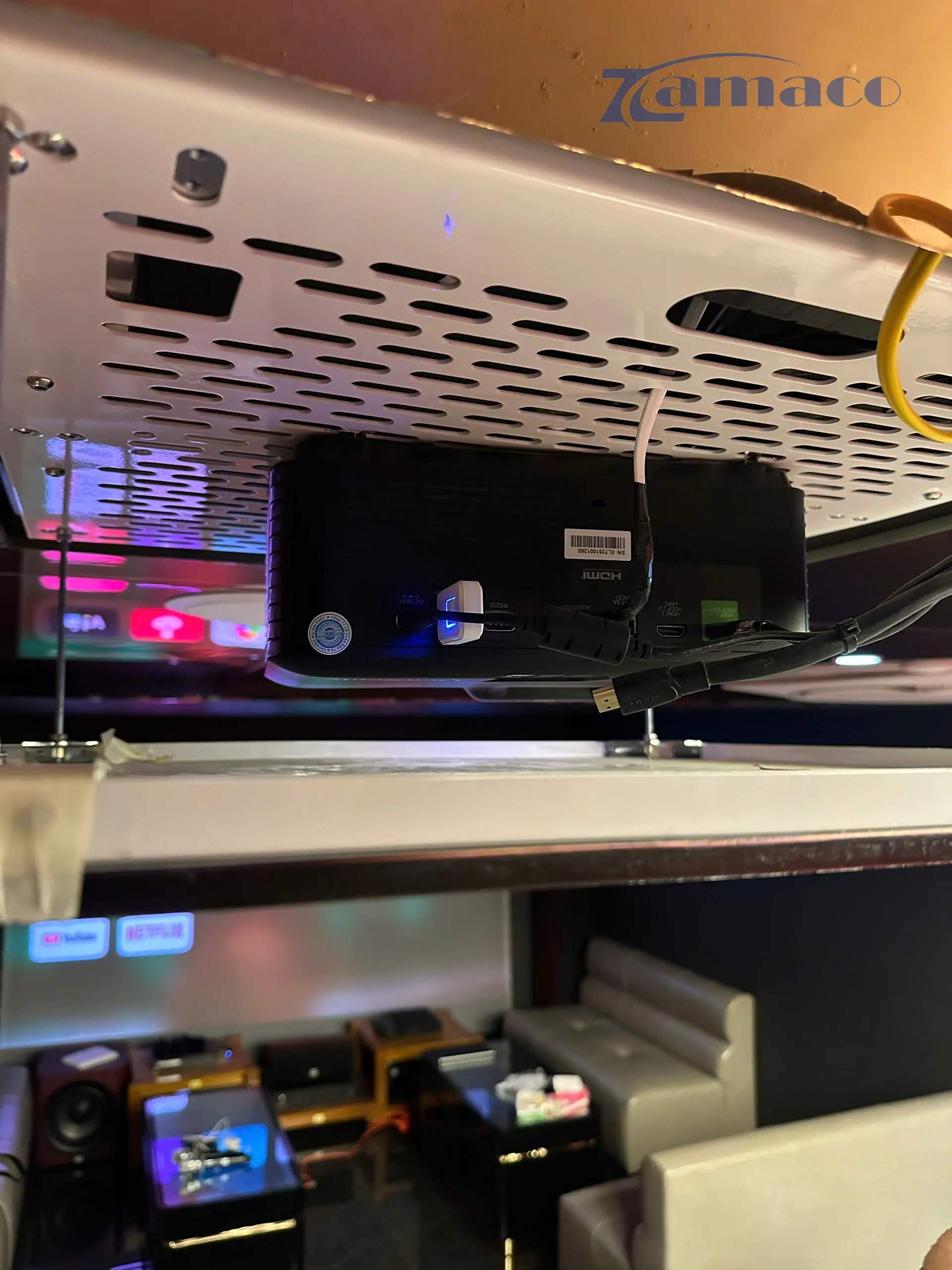 DỰ ÁN LẮP ĐẶT MÁY CHIẾU VIEWSONIC LX700-4K RGB + KHUNG NÂNG CM76X + MÀN QUANG HỌC VIVIDSTORM 135” Dây kết nối giữa các thiết bị được đội ngũ kỹ thuật Zamaco triển khai gọn gàng, mang lại tính thẩm mĩ cao cho không gian giải trí của bạn