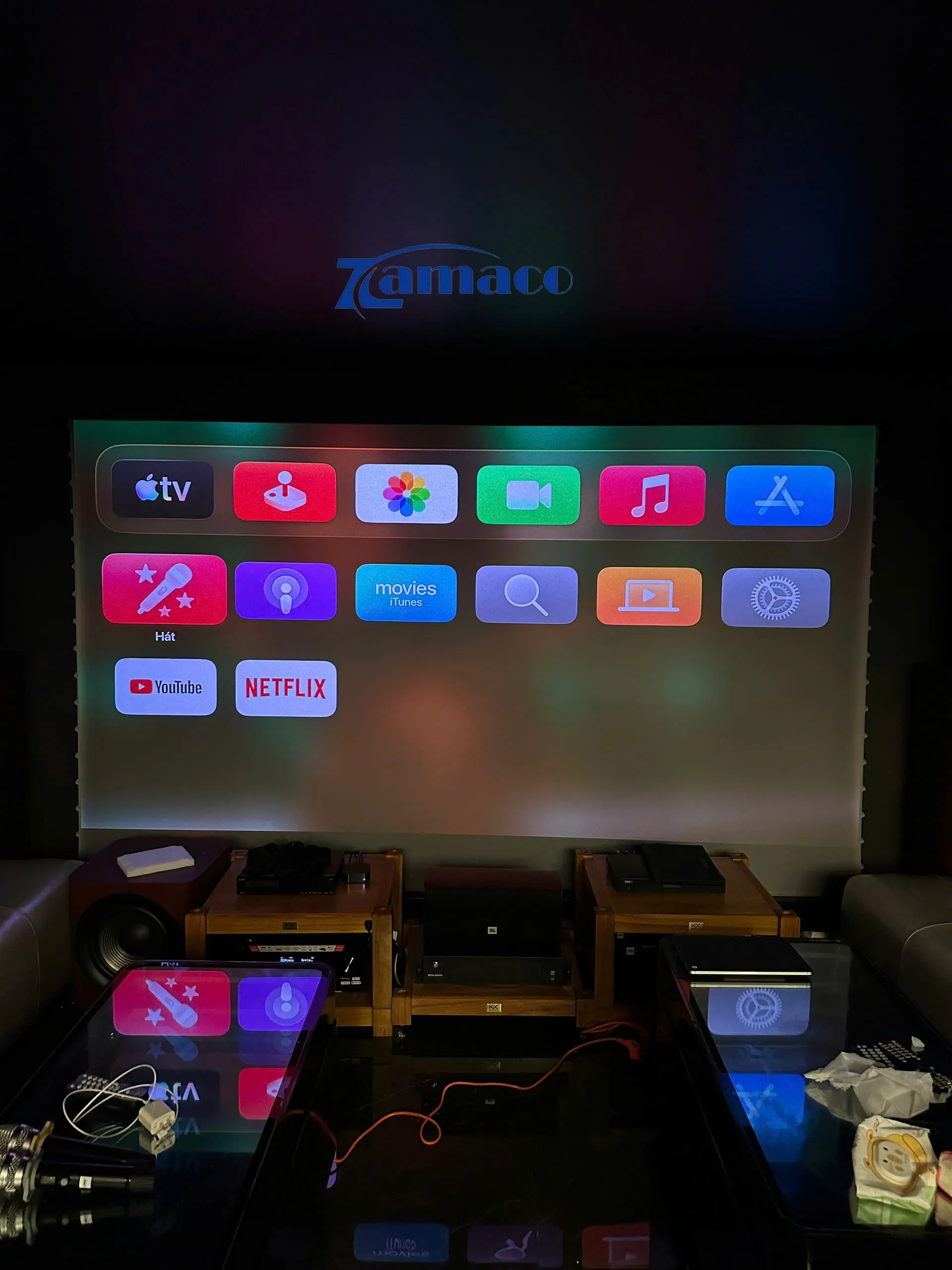 DỰ ÁN LẮP ĐẶT MÁY CHIẾU VIEWSONIC LX700-4K RGB + KHUNG NÂNG CM76X + MÀN QUANG HỌC VIVIDSTORM 135” Màn để sàn quang học VividStorm 135 inch, hiển hình ảnh sắc nét, trong sáng