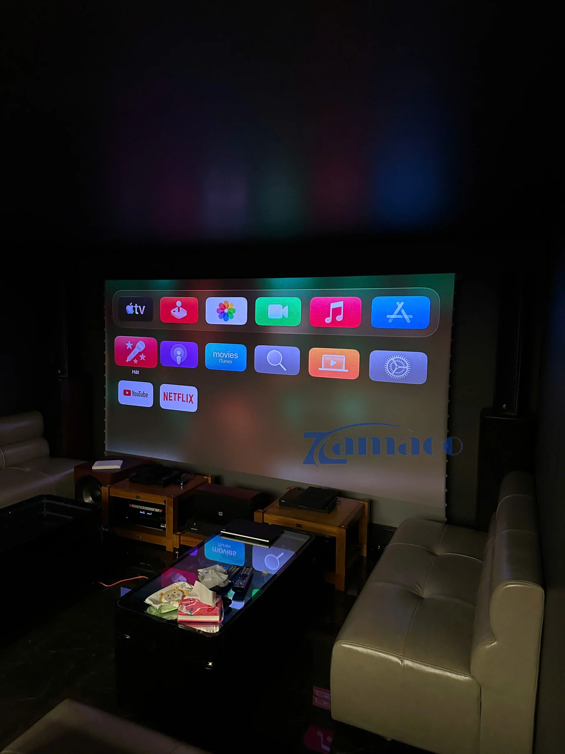 DỰ ÁN LẮP ĐẶT MÁY CHIẾU VIEWSONIC LX700-4K RGB + KHUNG NÂNG CM76X + MÀN QUANG HỌC VIVIDSTORM 135” Màn để sàn quang học VividStorm 135 inch, hiển hình ảnh sắc nét, trong sáng