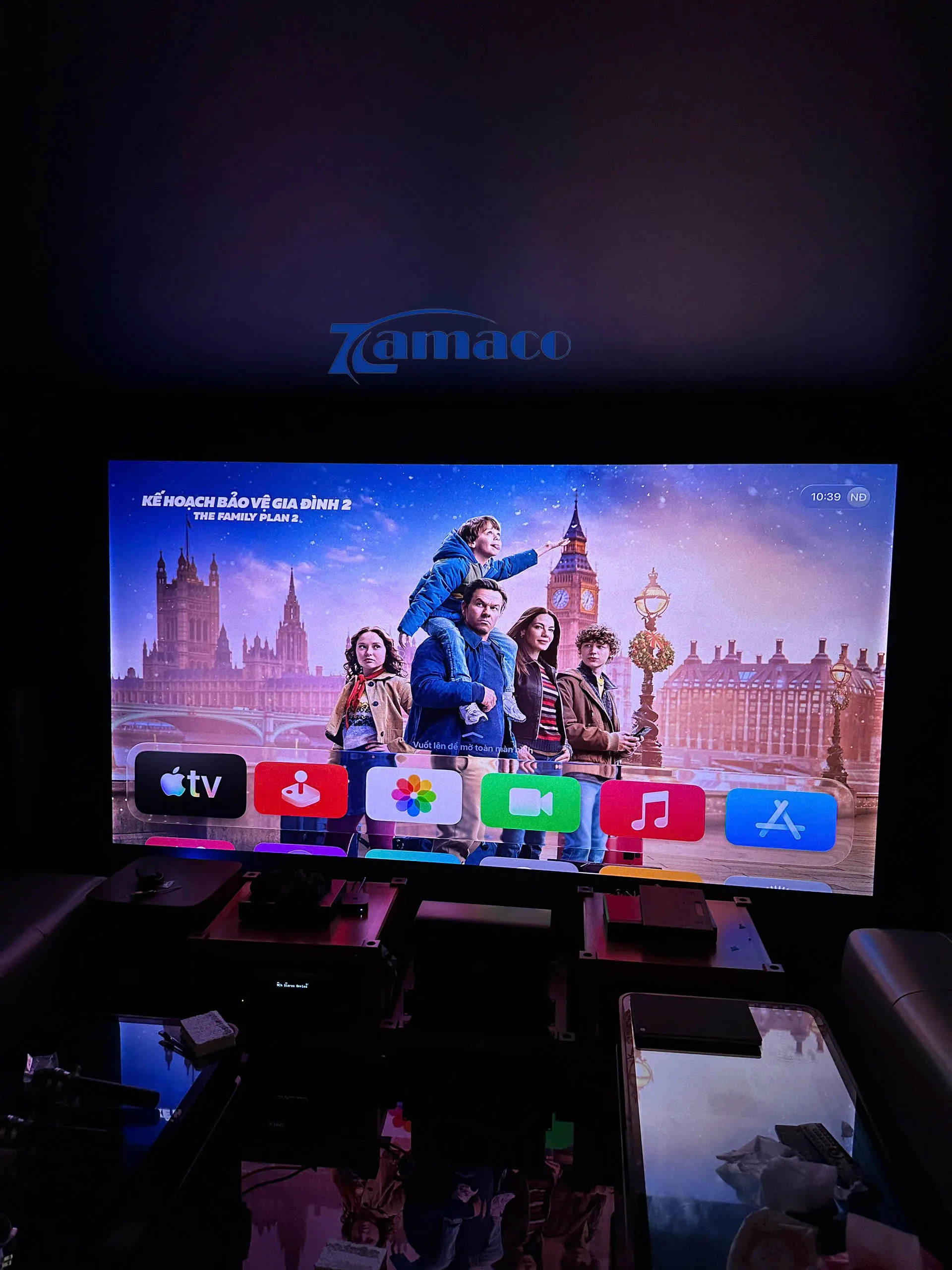 DỰ ÁN LẮP ĐẶT MÁY CHIẾU VIEWSONIC LX700-4K RGB + KHUNG NÂNG CM76X + MÀN QUANG HỌC VIVIDSTORM 135” Màn để sàn quang học VividStorm 135 inch, hiển hình ảnh sắc nét, trong sáng