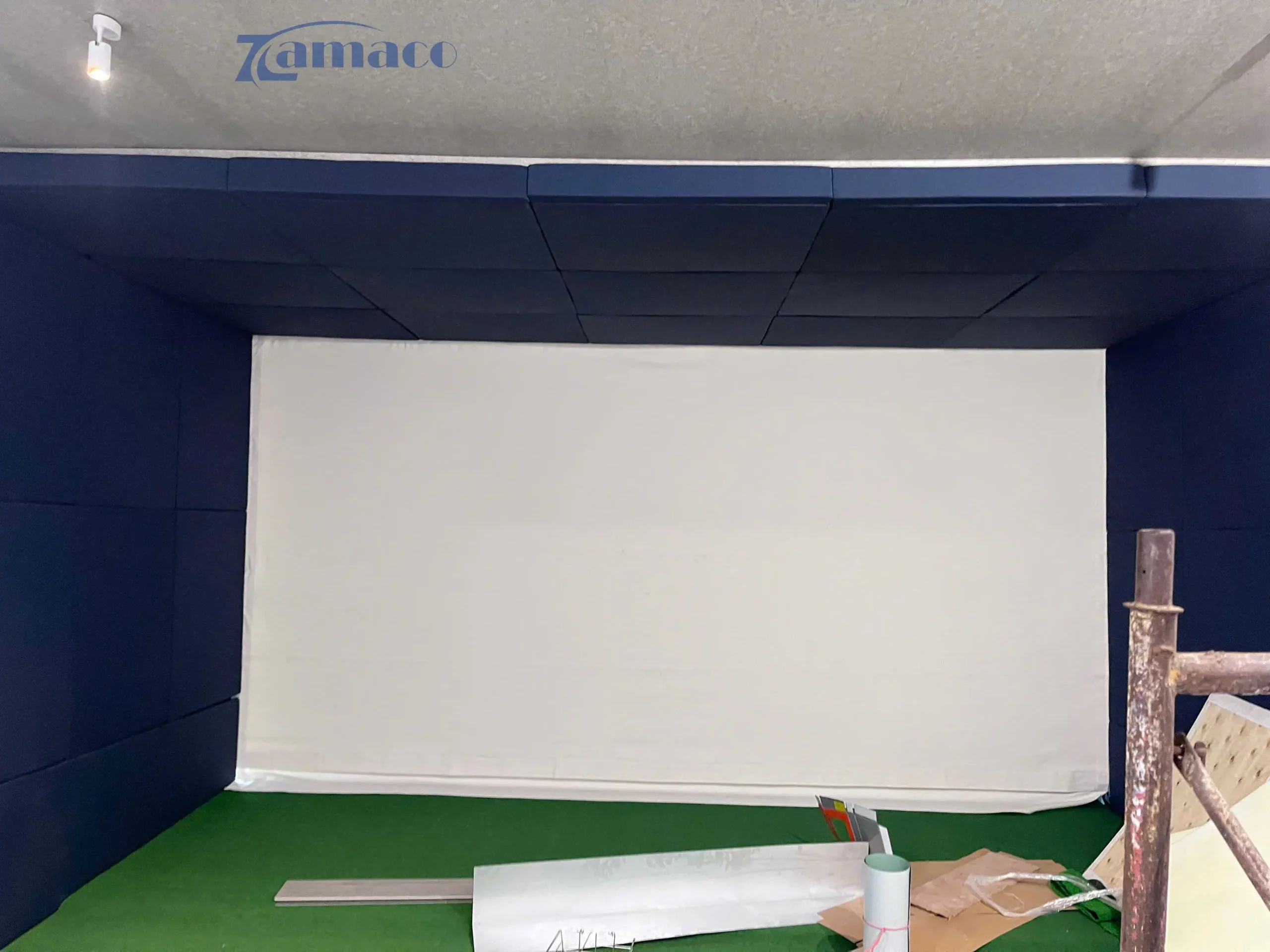 Màn chiếu cao cấp chuyên dụng cho phòng Golf của CLB Golf Phú Mỹ Hưng được lắp đặt ngay ngắn, chắc chắn, bề mặt phẳng cho hình ảnh sắc nét