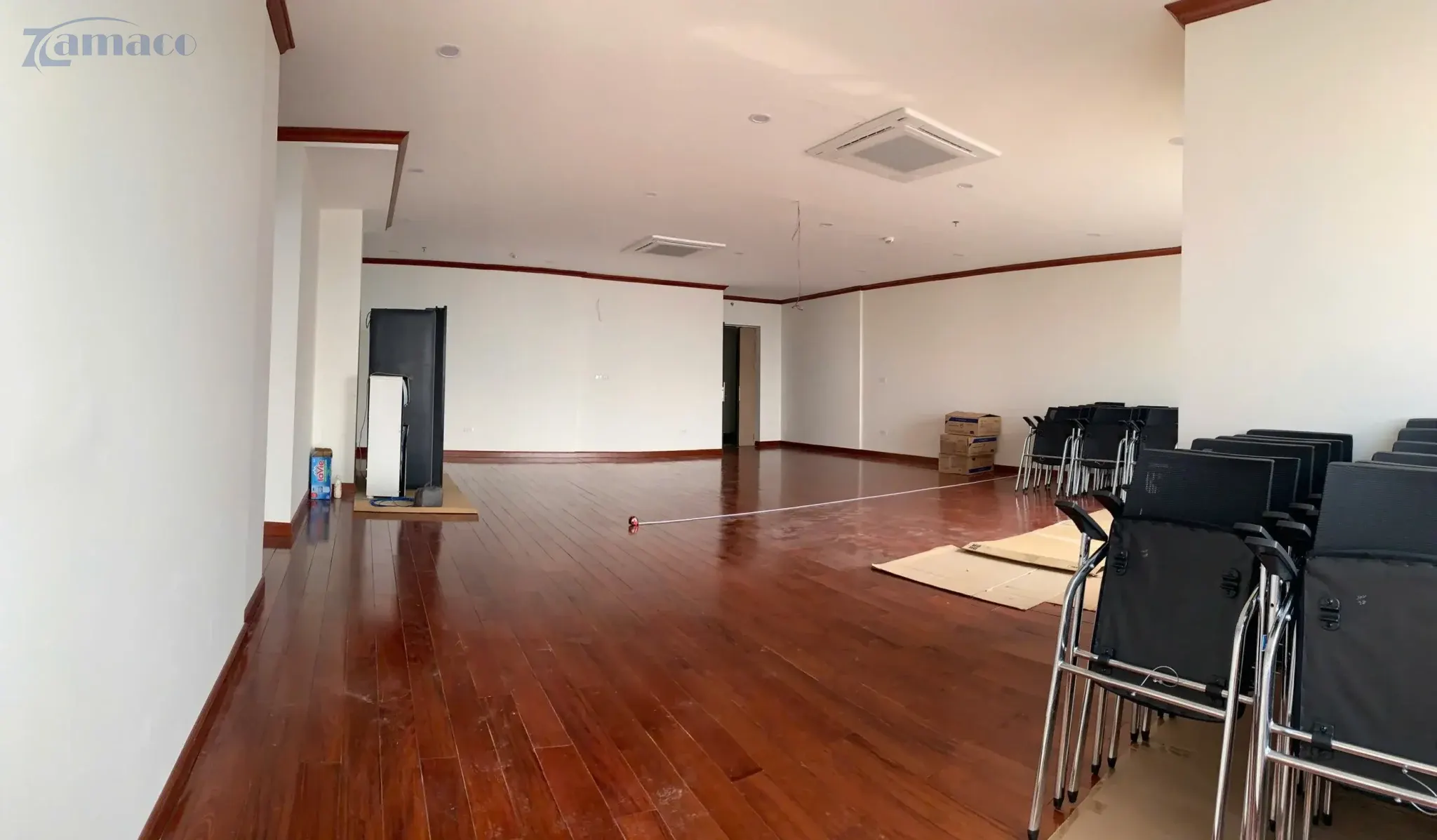 Dự án lắp đặt LG BU70QGA + Combo Âm Trần hiện đại cho Công ty Vàng Bạc Bảo Tín Minh Châu Khu vực phòng họp trong giai đoạn khảo sát thực tế, kỹ thuật viên tiến hành đo đạc không gian để xác định vị trí lắp đặt máy chiếu, màn chiếu và hệ thống thiết bị trình chiếu phù hợp.