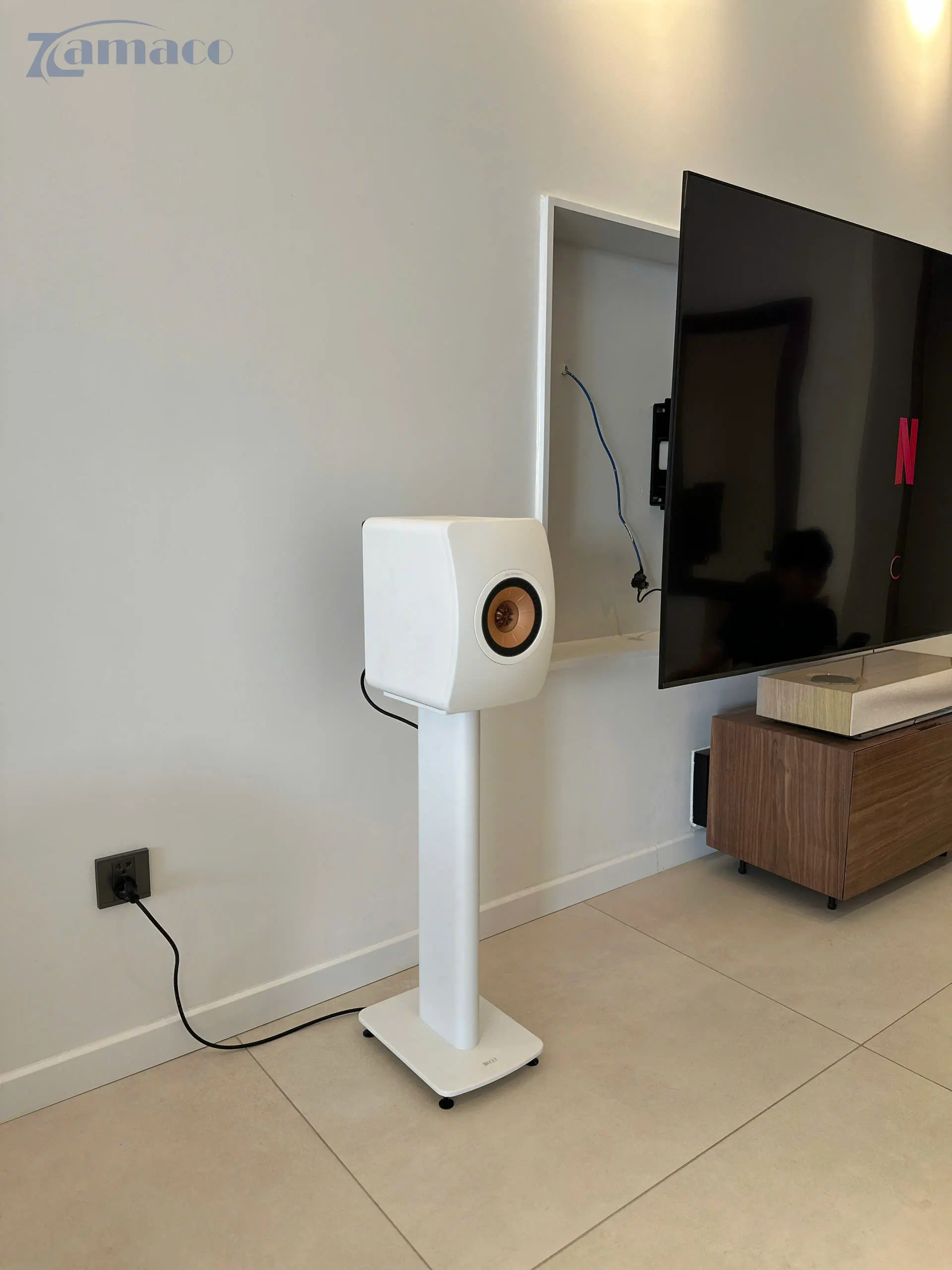 Dự Án Lắp Đặt Loa KEF LS50 WIRELESS II + SUBWOOFER KEF KC92 Kết Hợp Chân Loa KEF Tại An Phú, Quận 2 Loa KEF LS50 Wireless II màu trắng đặt trên chân loa KEF chính hãng, bố trí cạnh TV treo tường, đi dây gọn gàng trong không gian phòng khách hiện đại do Zamaco lắp đặt.