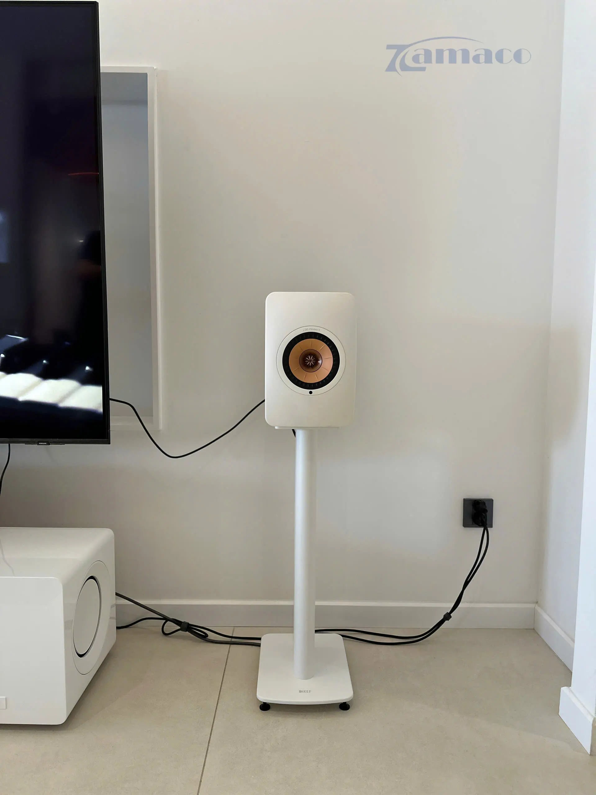 Dự Án Lắp Đặt Loa KEF LS50 WIRELESS II + SUBWOOFER KEF KC92 Kết Hợp Chân Loa KEF Tại An Phú, Quận 2 Thiết kế sang trọng của loa KEF LS50 Wireless II khi đặt trên chân loa KEF, tạo tổng thể tinh tế, cân đối và hiện đại cho không gian phòng khách.