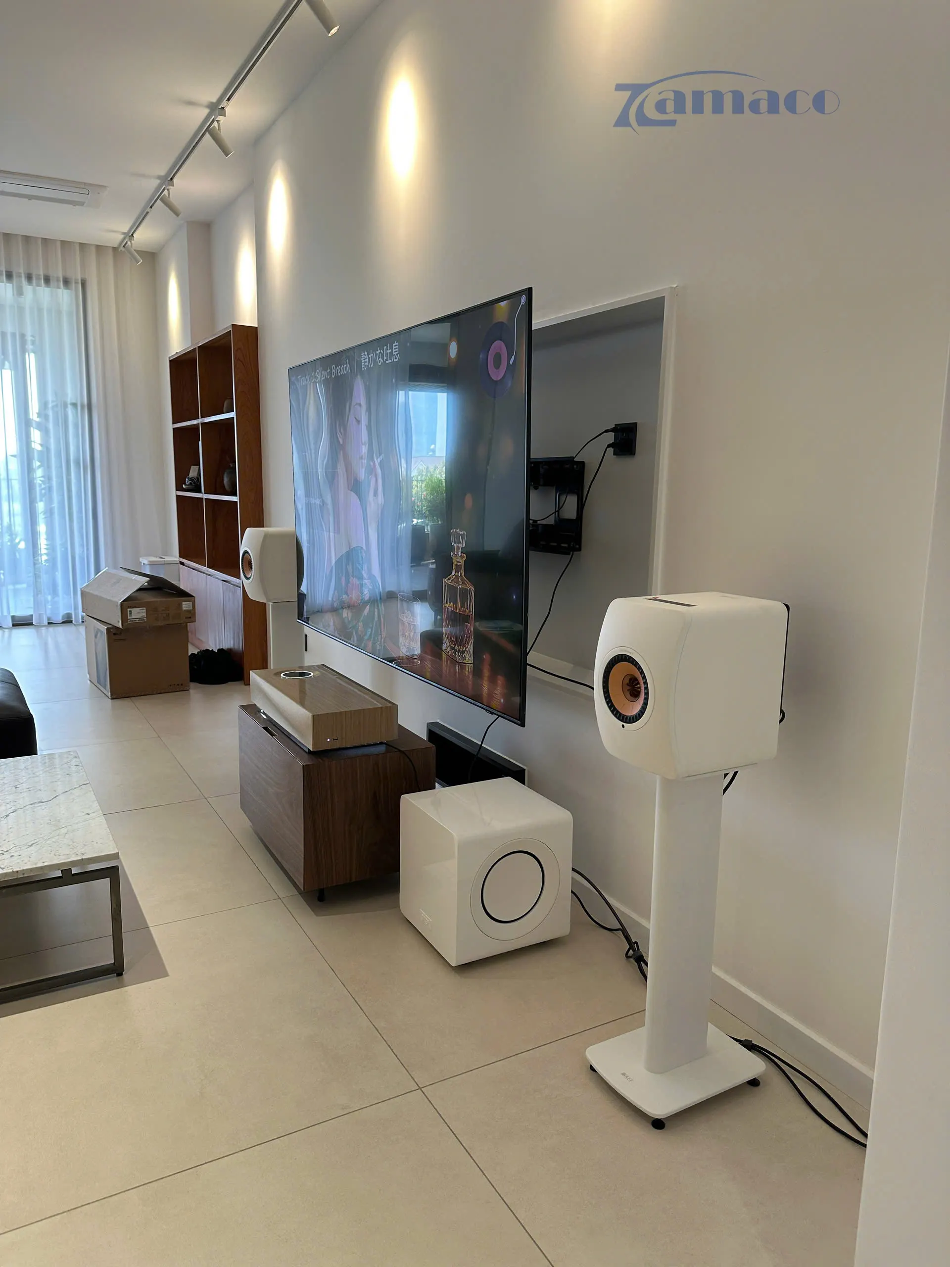 Dự Án Lắp Đặt Loa KEF LS50 WIRELESS II + SUBWOOFER KEF KC92 Kết Hợp Chân Loa KEF Tại An Phú, Quận 2 Cận cảnh hệ thống âm thanh KEF LS50 Wireless II đặt trên chân loa KEF, kết hợp subwoofer KEF KC92 và TV treo tường, lắp đặt gọn gàng trong không gian phòng khách hiện đại do Zamaco thi công.