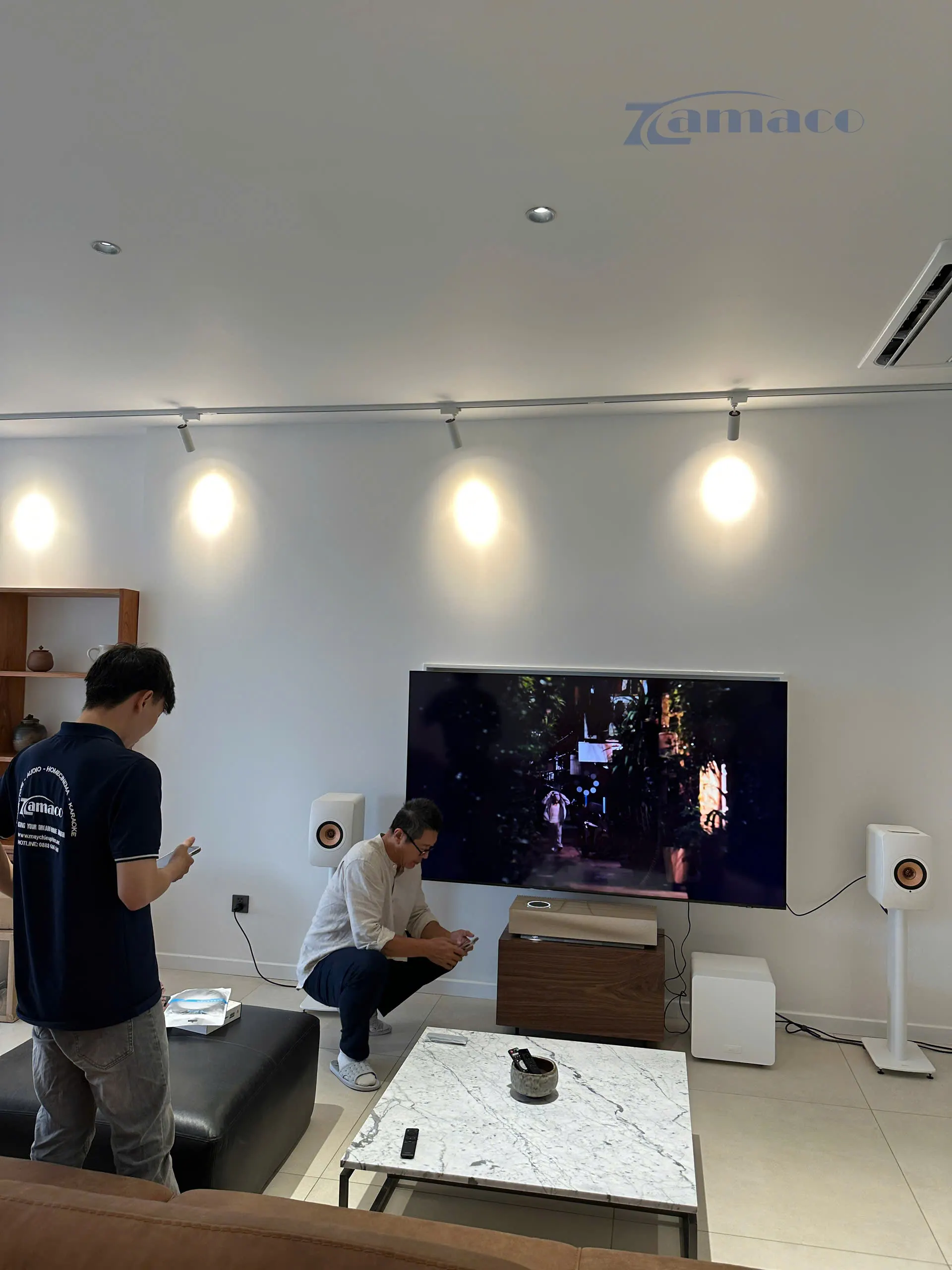 Dự Án Lắp Đặt Loa KEF LS50 WIRELESS II + SUBWOOFER KEF KC92 Kết Hợp Chân Loa KEF Tại An Phú, Quận 2 Khách hàng trải nghiệm và nghe thử chất lượng âm thanh của loa KEF LS50 Wireless II sau khi lắp đặt hoàn thiện.