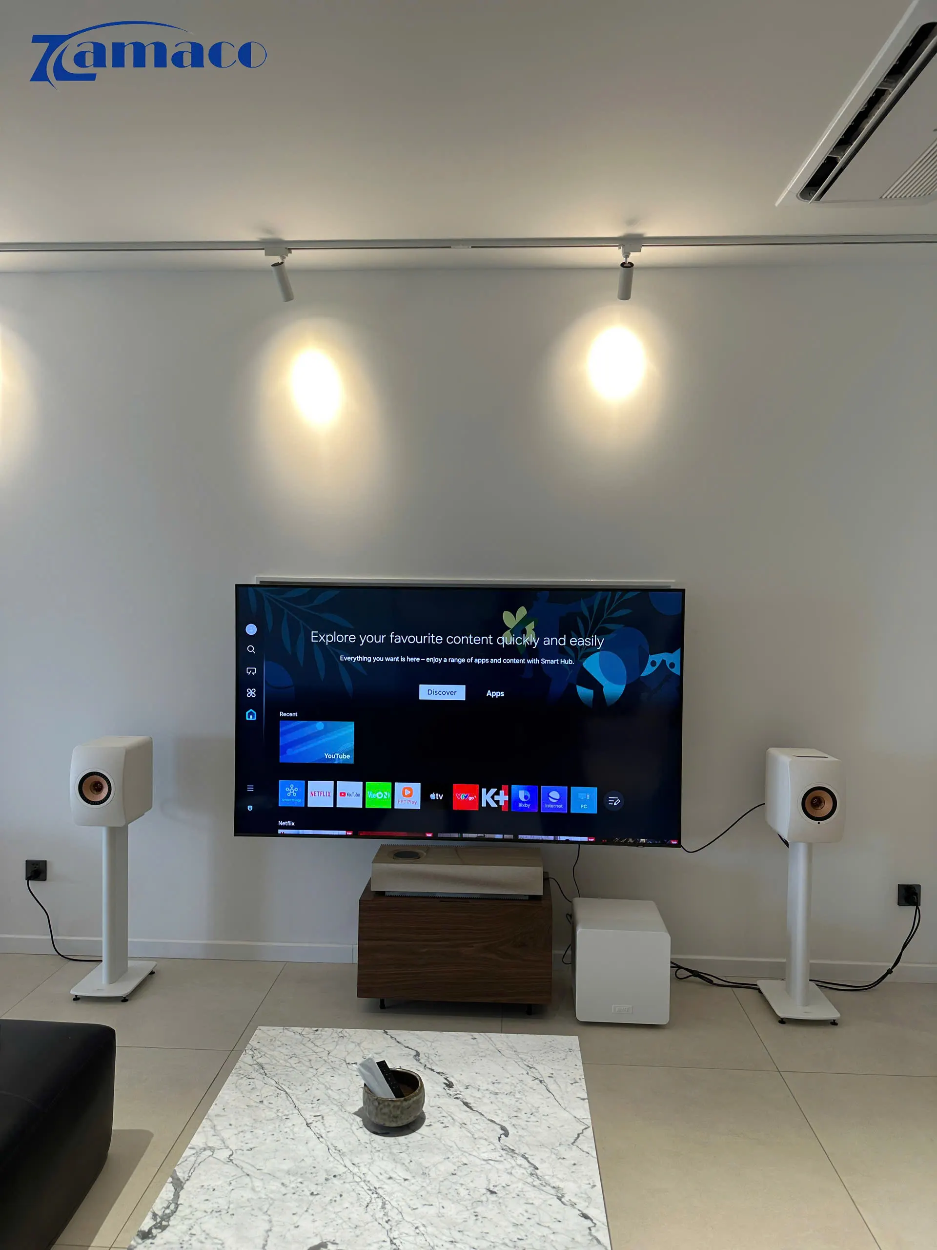 Dự Án Lắp Đặt Loa KEF LS50 WIRELESS II + SUBWOOFER KEF KC92 Kết Hợp Chân Loa KEF Tại An Phú, Quận 2 Hệ thống âm thanh KEF LS50 Wireless II màu trắng đặt trên chân loa KEF chính hãng, kết hợp subwoofer KEF KC92, lắp đặt gọn gàng hai bên TV trong không gian phòng khách hiện đại do Zamaco thi công.