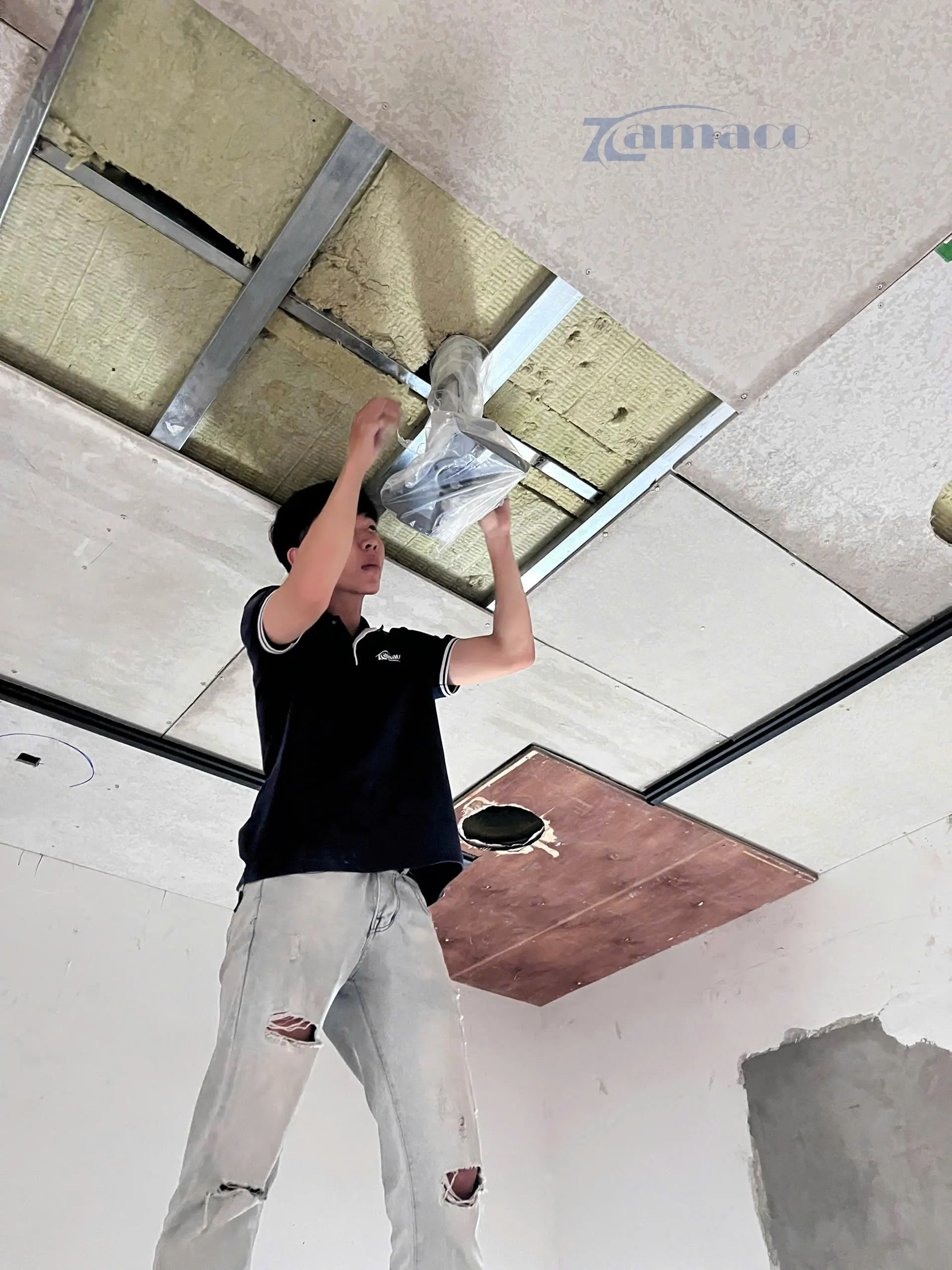 Nhân viên kỹ thuật Zamaco đang căn chỉnh máy chiếu ViewSonic LX700 4K-RGB để hoàn thiện hệ thống trình chiếu tại showroom Đông Thành Hòa Phúc