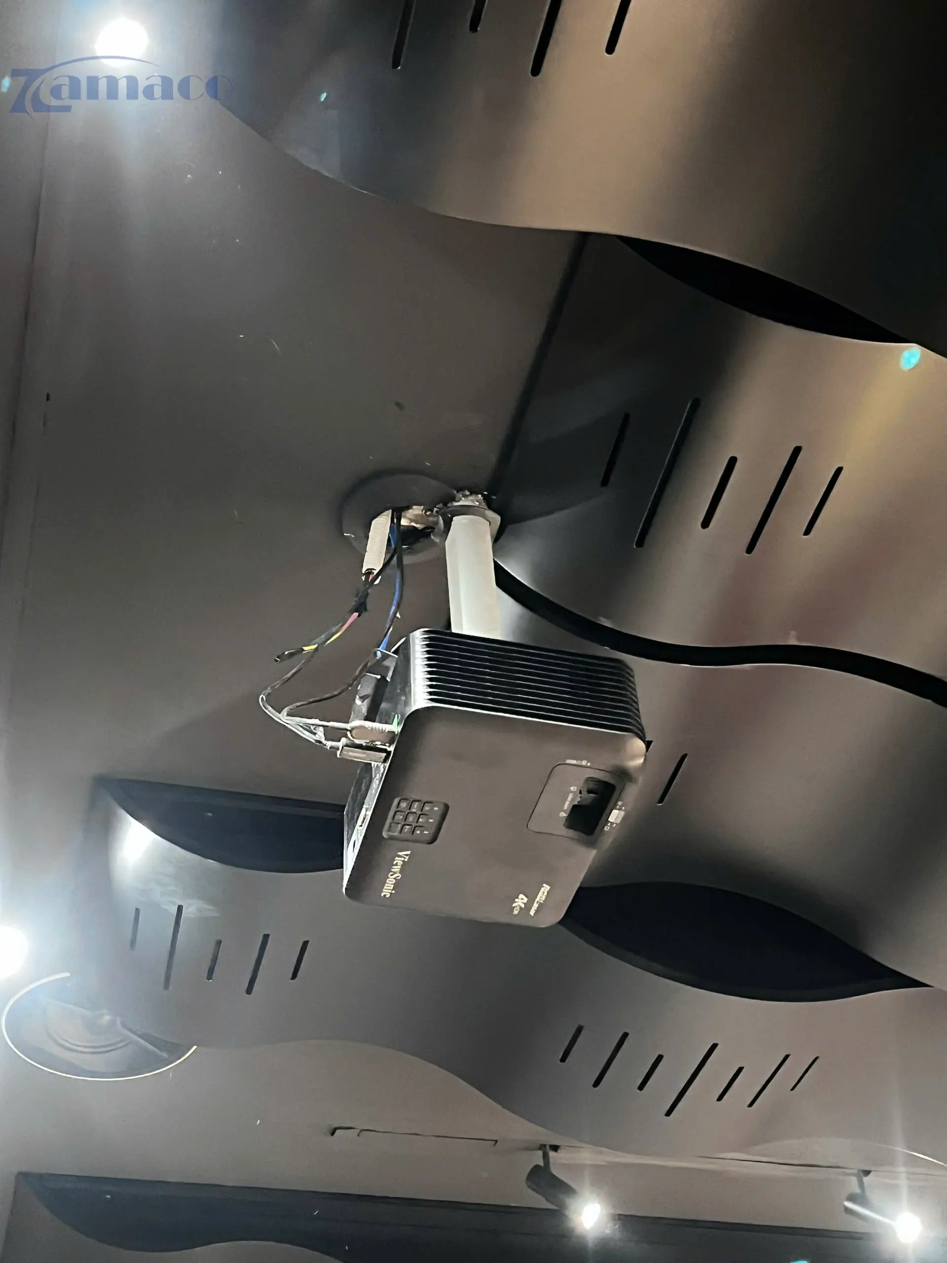 Máy chiếu ViewSonic LX700 4K-RGB được treo chắc chắn trên giá và kết nối dây để kiểm tra, test hệ thống tại showroom Đông Thành Hòa Phúc