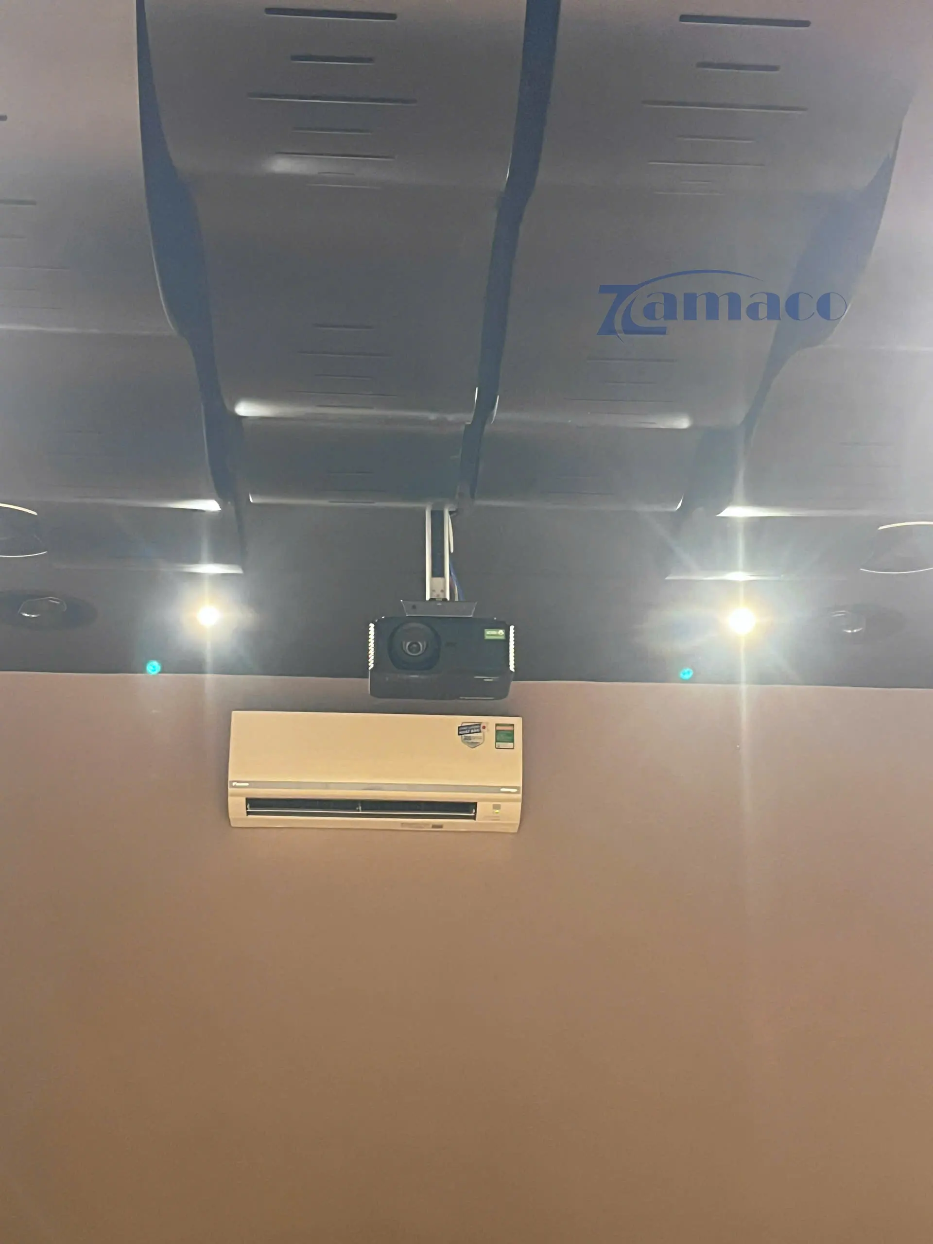 Máy chiếu ViewSonic LX700 4K-RGB được lắp đặt ngay ngắn trên giá treo, hoàn thiện căn chỉnh tại showroom Đông Thành Hòa Phúc