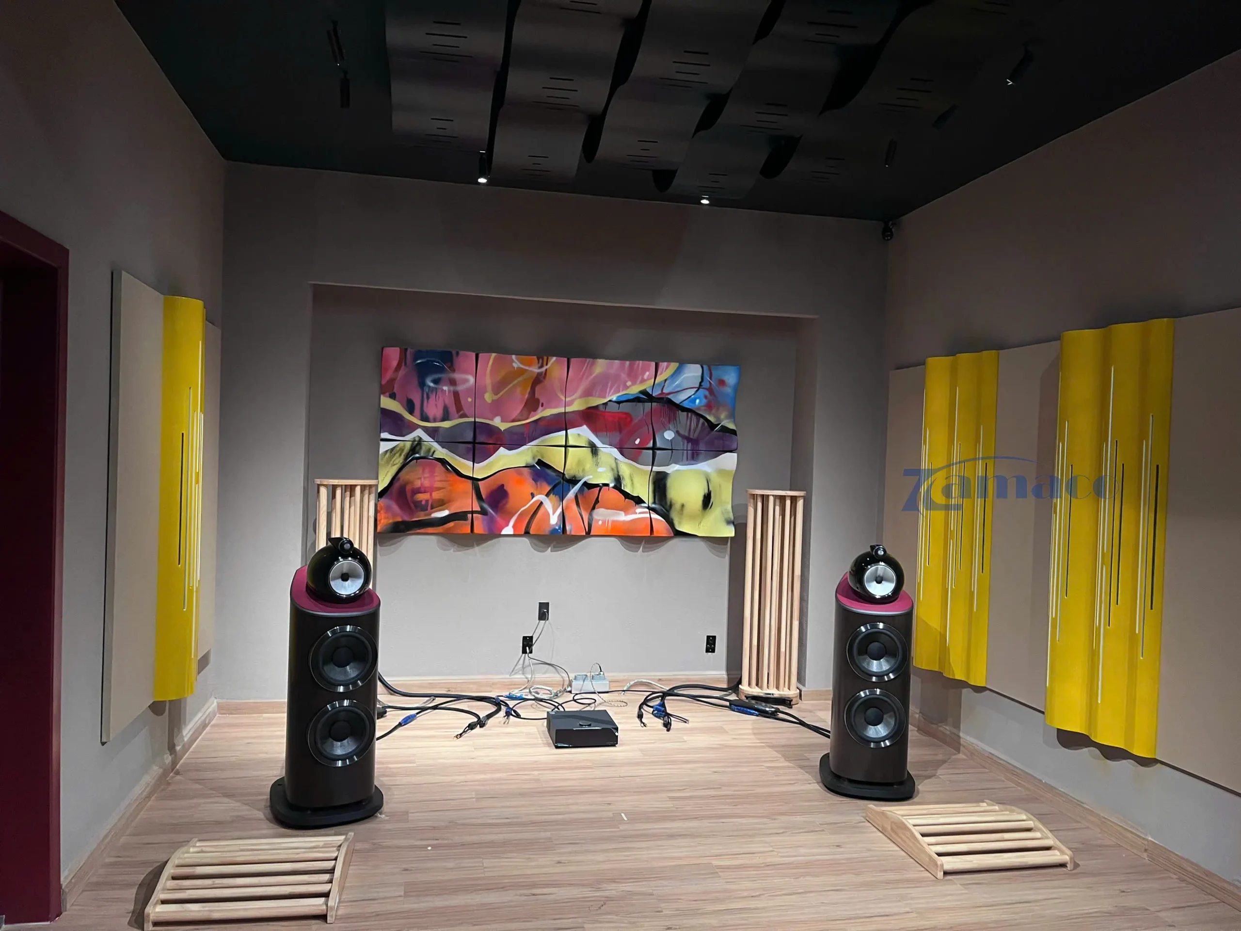 Không gian phòng trải nghiệm tại showroom âm thanh Đông Thành Hòa Phúc với hệ thống loa cao cấp và xử lý tiêu âm chuyên nghiệp