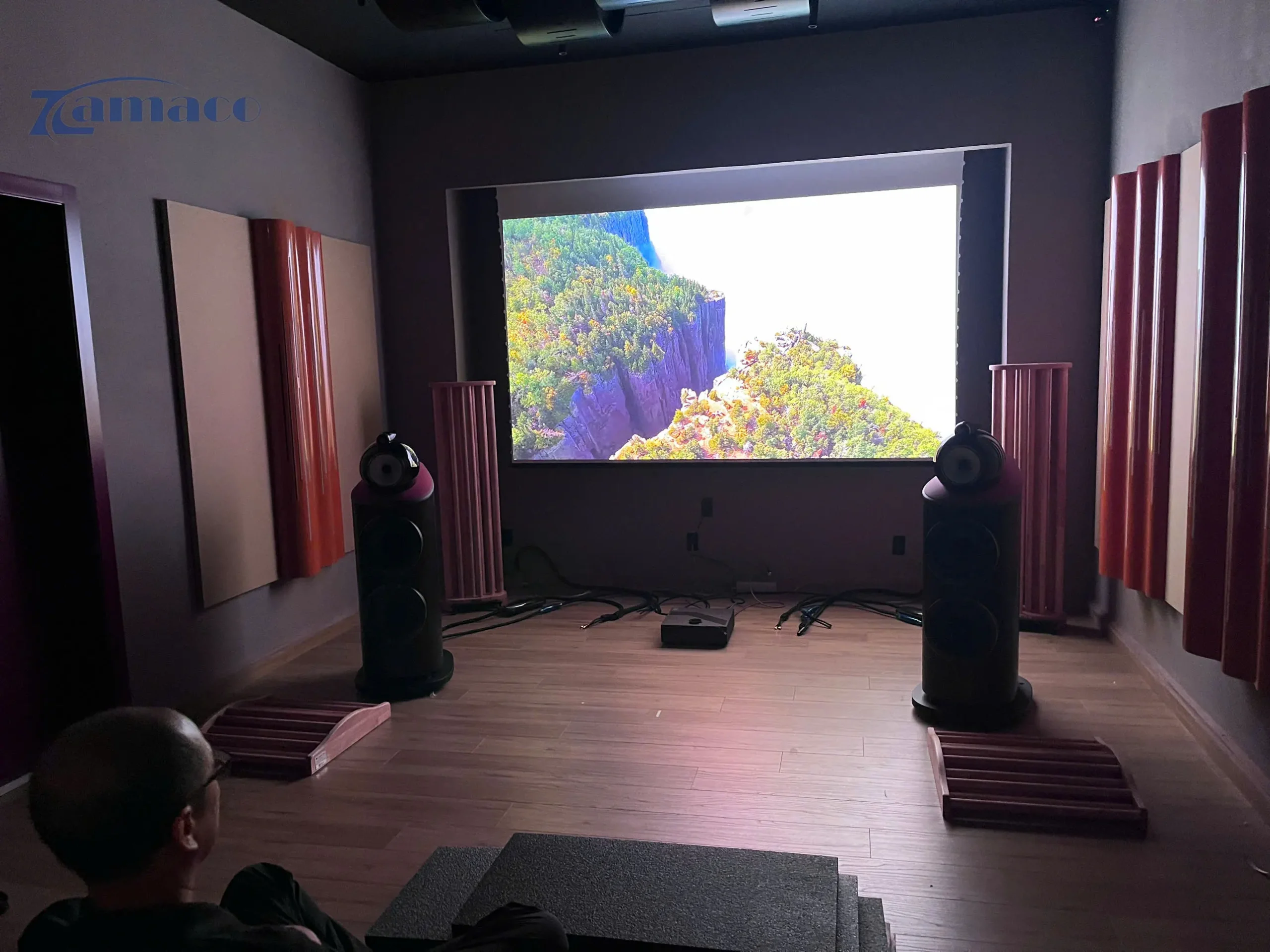 Không gian phòng trải nghiệm tại showroom âm thanh Đông Thành Hòa Phúc kết hợp hệ thống trình chiếu và giải pháp kỹ thuật do Zamaco triển khai